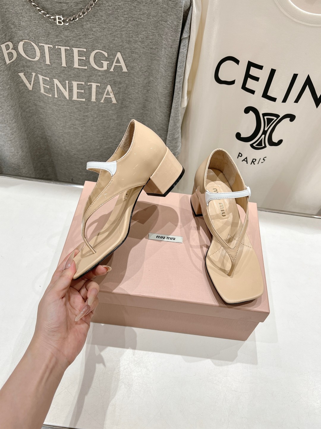 高版本出厂
  MiuMiu*缪缪2025ss春夏走秀新款高跟小牛皮夹脚凉鞋
Zp开发 原版拆卸 秒杀市
