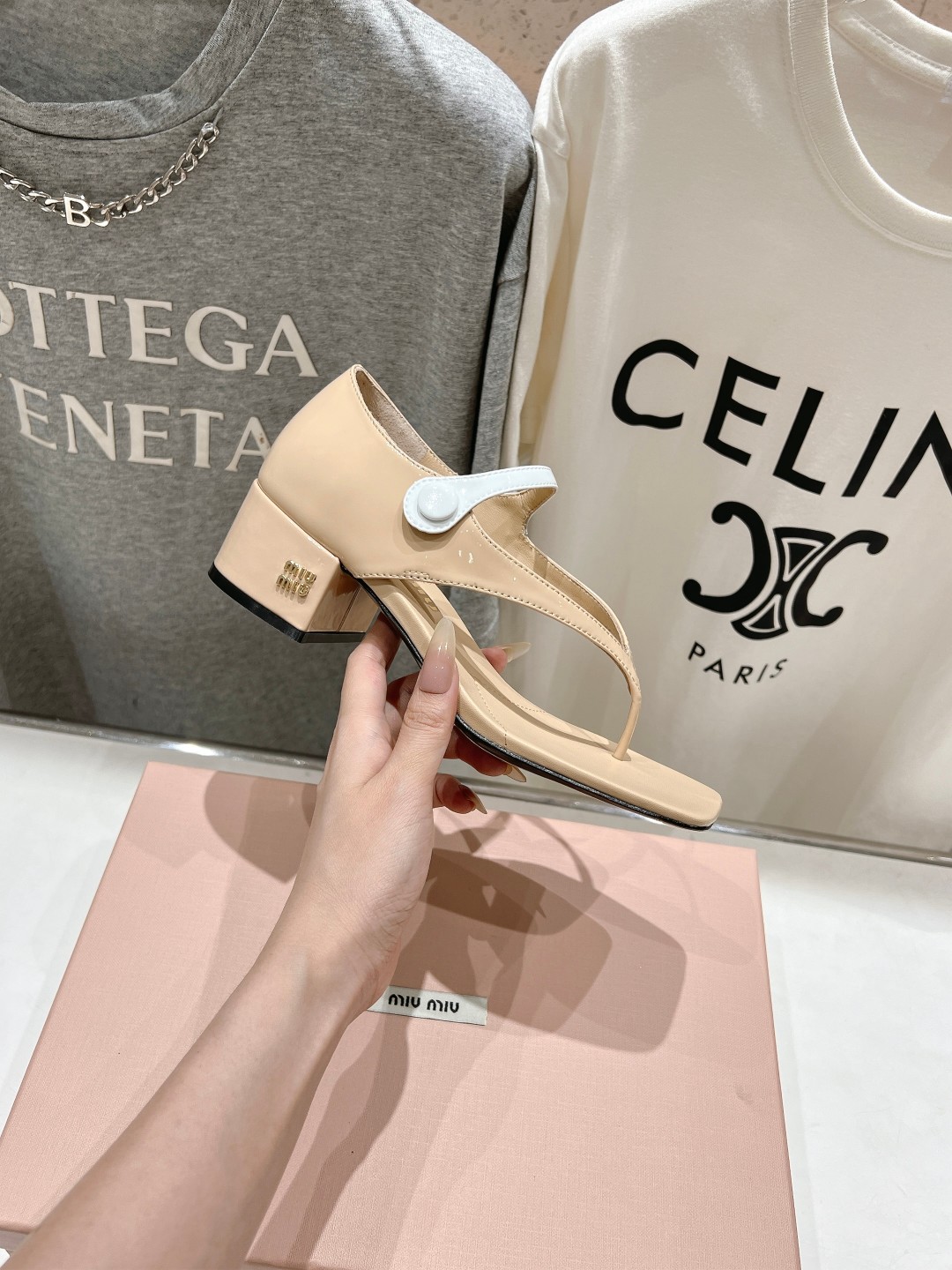高版本出厂
  MiuMiu*缪缪2025ss春夏走秀新款高跟小牛皮夹脚凉鞋
Zp开发 原版拆卸 秒杀市