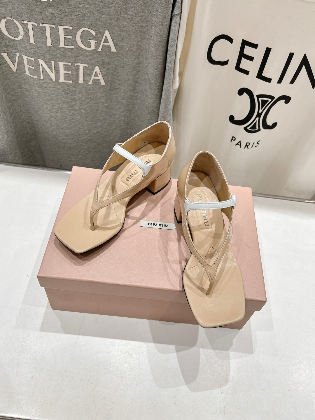 高版本出厂
  MiuMiu*缪缪2025ss春夏走秀新款高跟小牛皮夹脚凉鞋
Zp开发 原版拆卸 秒杀市