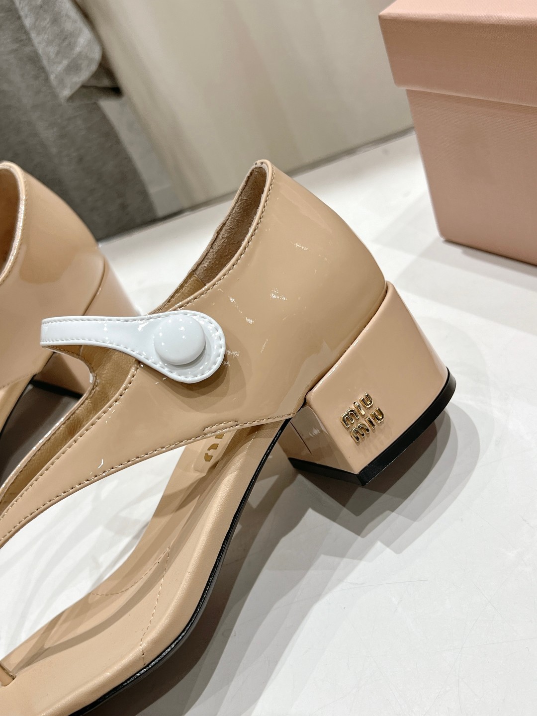 高版本出厂
  MiuMiu*缪缪2025ss春夏走秀新款高跟小牛皮夹脚凉鞋
Zp开发 原版拆卸 秒杀市