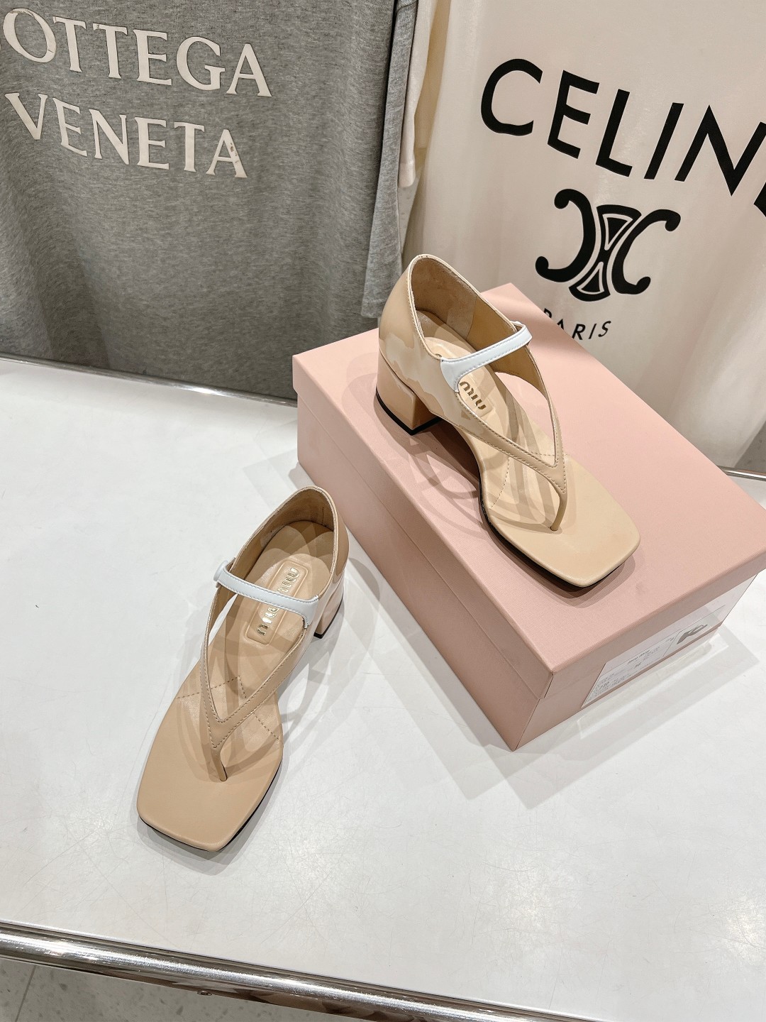 高版本出厂
  MiuMiu*缪缪2025ss春夏走秀新款高跟小牛皮夹脚凉鞋
Zp开发 原版拆卸 秒杀市