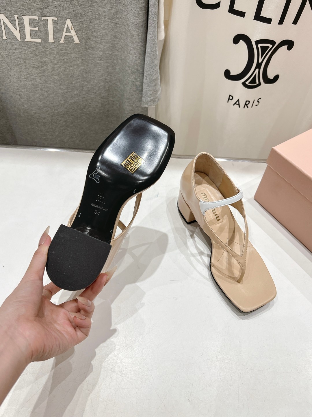 高版本出厂
  MiuMiu*缪缪2025ss春夏走秀新款高跟小牛皮夹脚凉鞋
Zp开发 原版拆卸 秒杀市