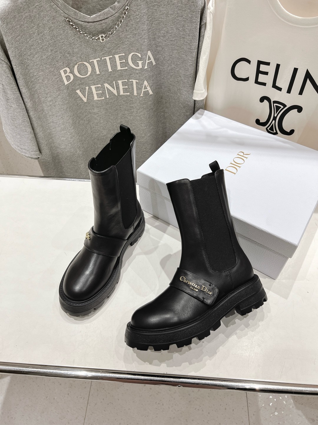 高版本出厂
  Dior/迪奥D家2025ss秋冬新品布洛克短靴，经久不衰的马靴造型，彰显经典设计，市场