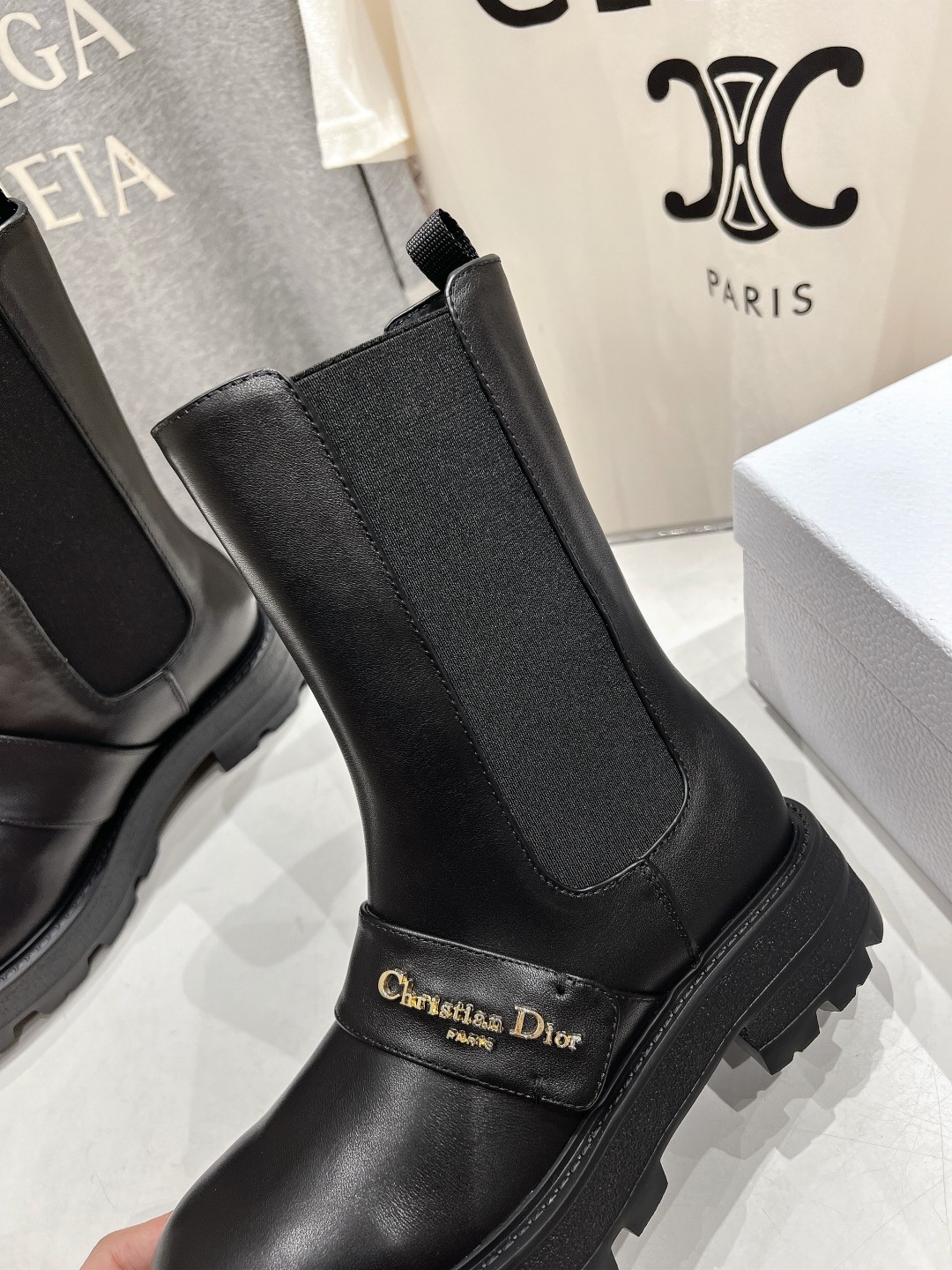 高版本出厂
  Dior/迪奥D家2025ss秋冬新品布洛克短靴，经久不衰的马靴造型，彰显经典设计，市场