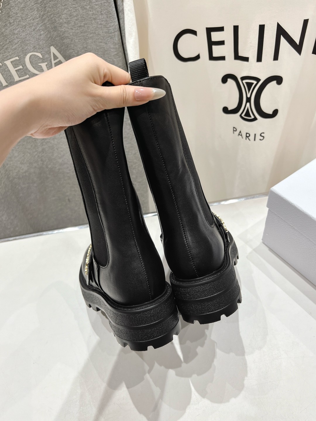 高版本出厂
  Dior/迪奥D家2025ss秋冬新品布洛克短靴，经久不衰的马靴造型，彰显经典设计，市场
