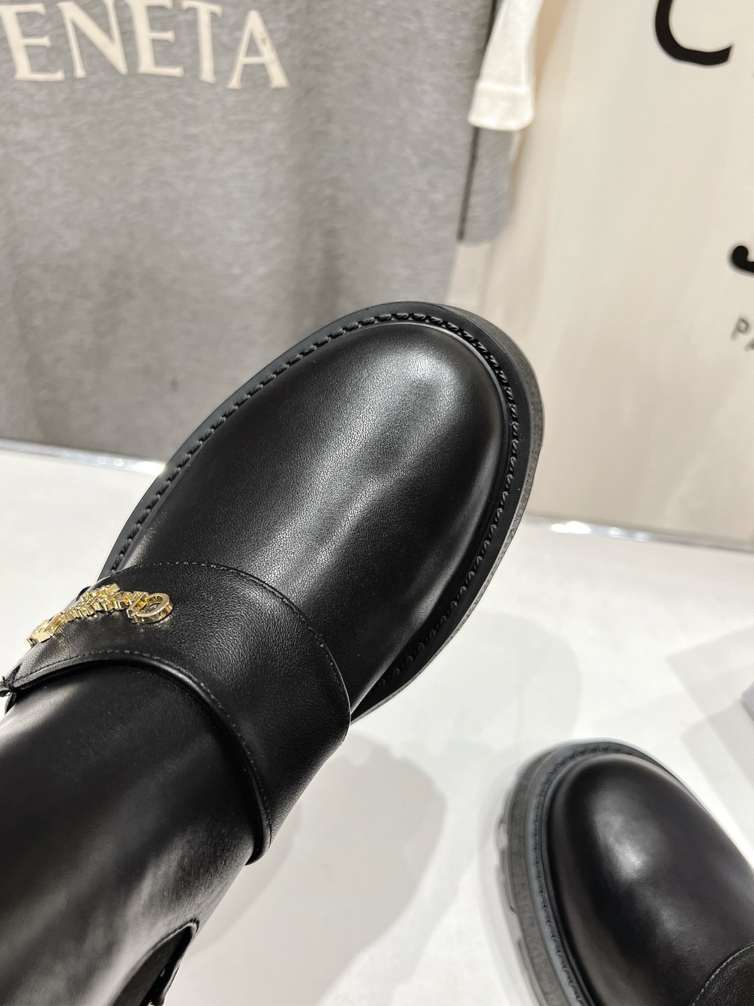 高版本出厂
  Dior/迪奥D家2025ss秋冬新品布洛克短靴，经久不衰的马靴造型，彰显经典设计，市场