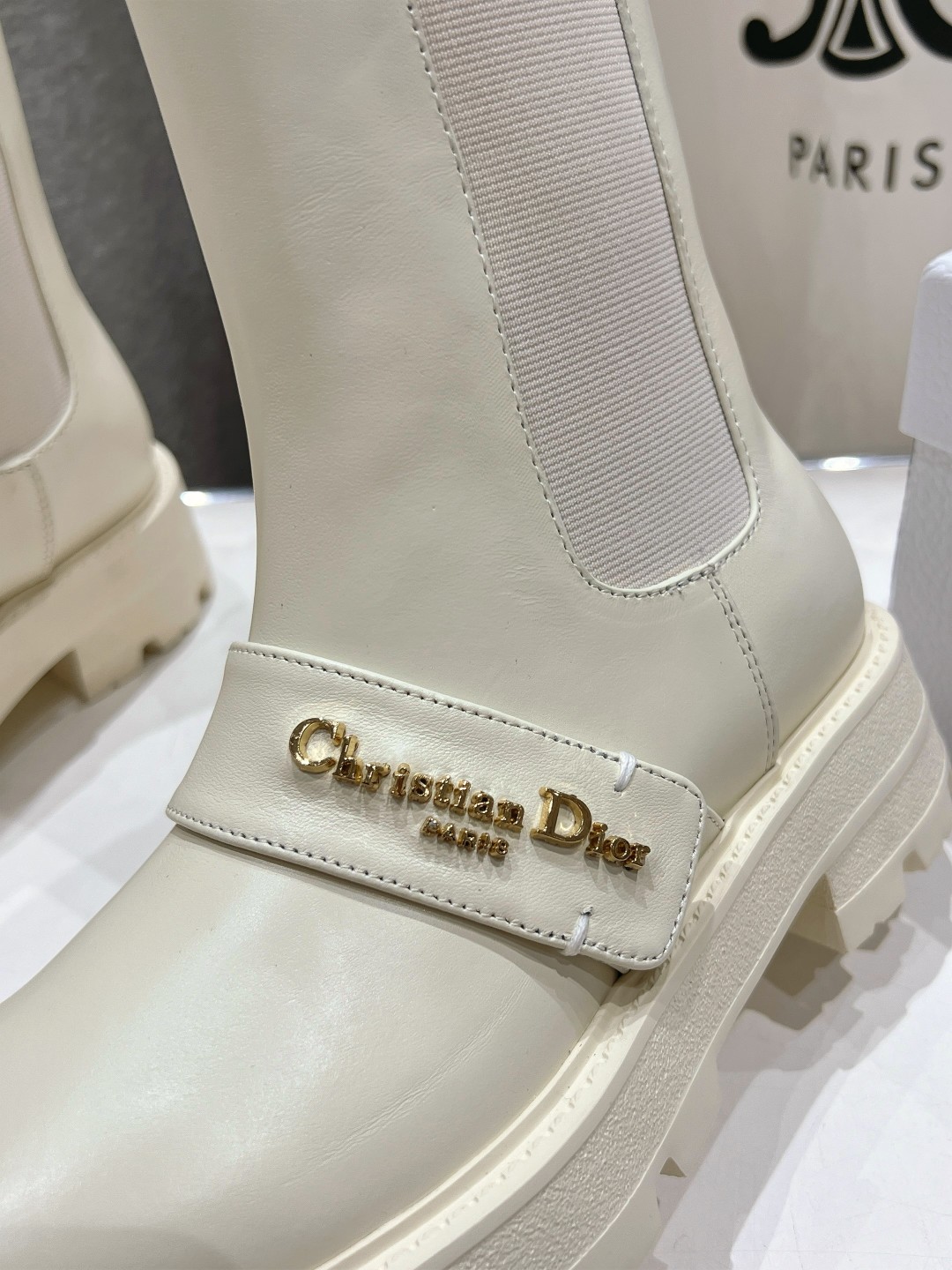 高版本出厂
  Dior/迪奥D家2025ss秋冬新品布洛克短靴，经久不衰的马靴造型，彰显经典设计，市场