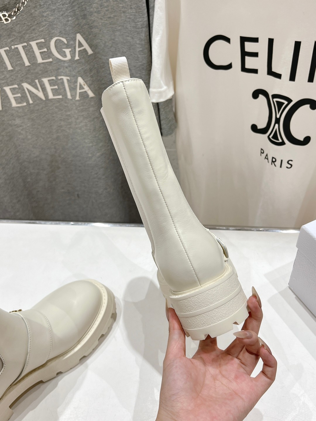 高版本出厂
  Dior/迪奥D家2025ss秋冬新品布洛克短靴，经久不衰的马靴造型，彰显经典设计，市场