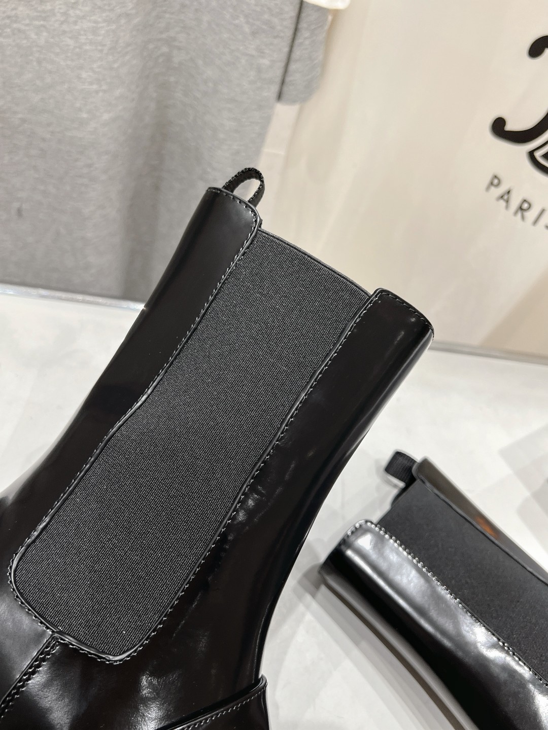 高版本出厂
  Dior/迪奥D家2025ss秋冬新品布洛克短靴，经久不衰的马靴造型，彰显经典设计，市场
