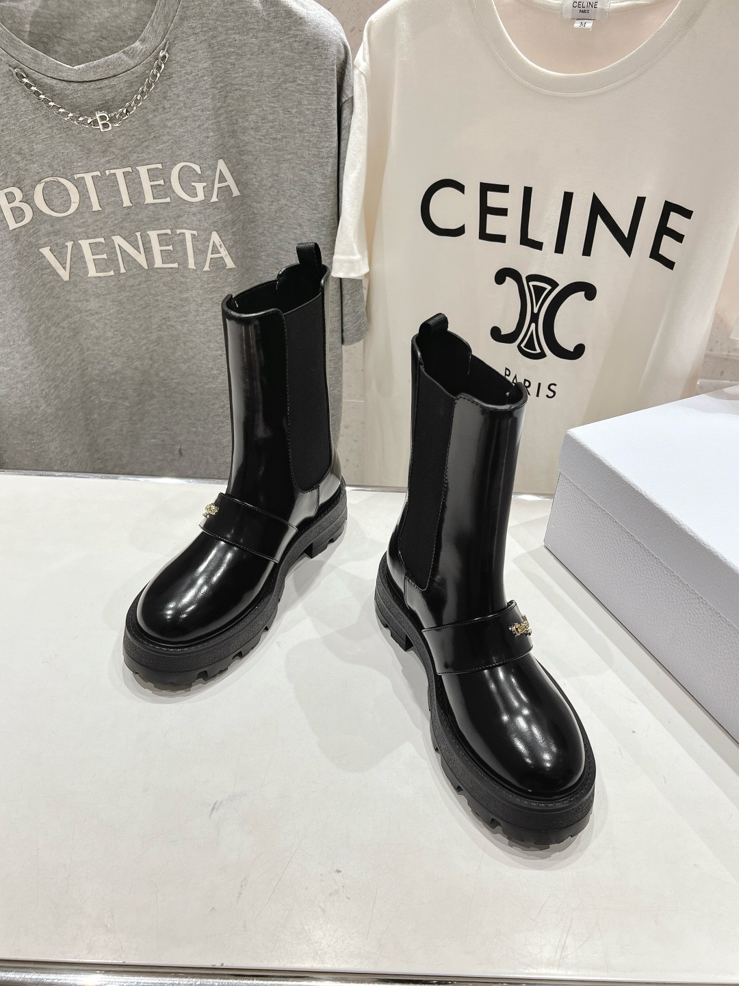 高版本出厂
  Dior/迪奥D家2025ss秋冬新品布洛克短靴，经久不衰的马靴造型，彰显经典设计，市场