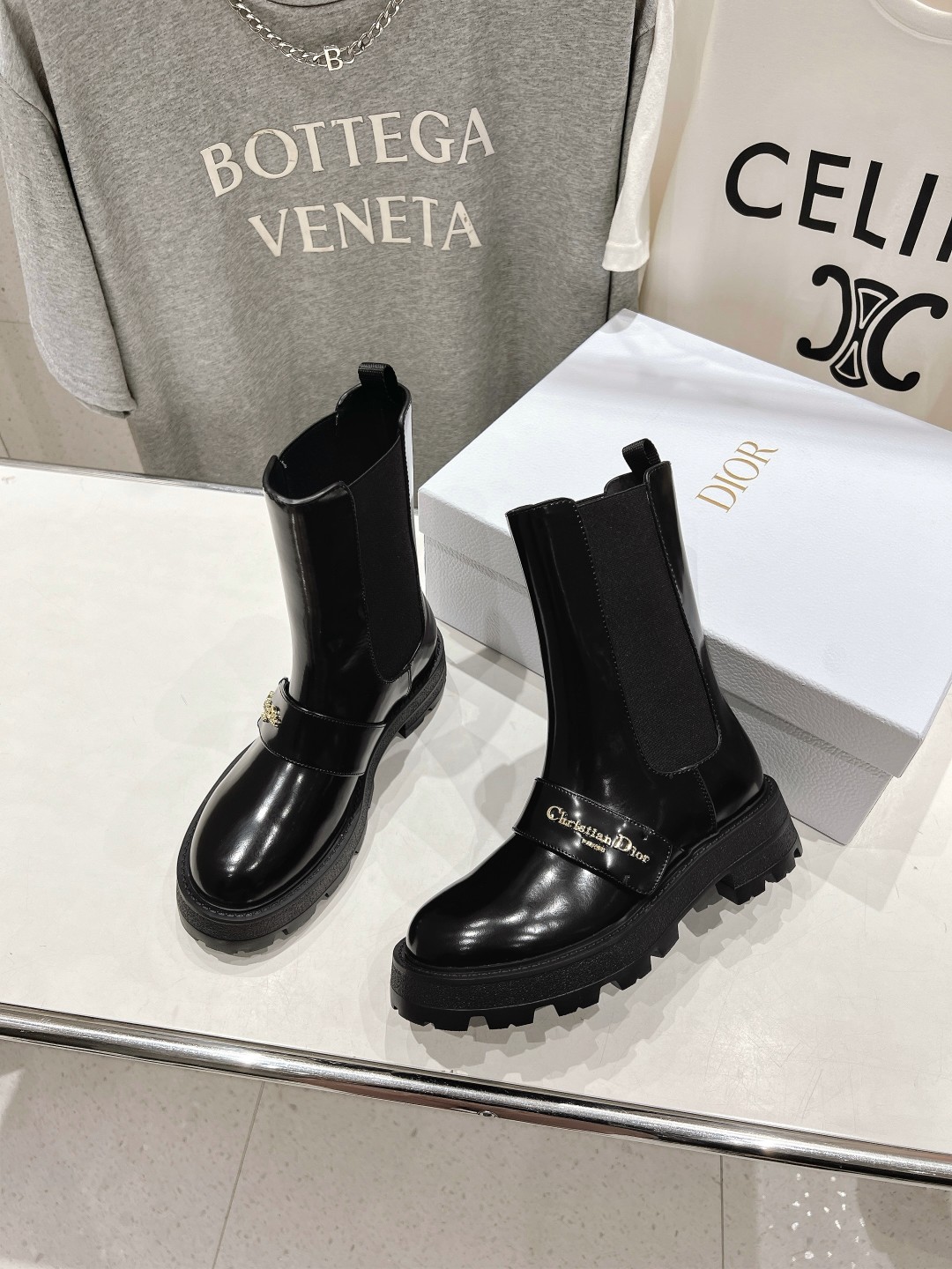高版本出厂
  Dior/迪奥D家2025ss秋冬新品布洛克短靴，经久不衰的马靴造型，彰显经典设计，市场
