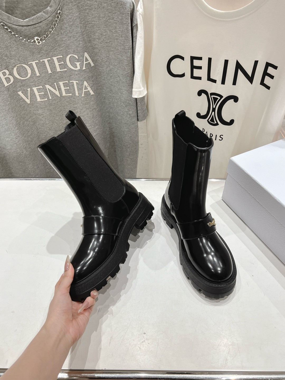 高版本出厂
  Dior/迪奥D家2025ss秋冬新品布洛克短靴，经久不衰的马靴造型，彰显经典设计，市场