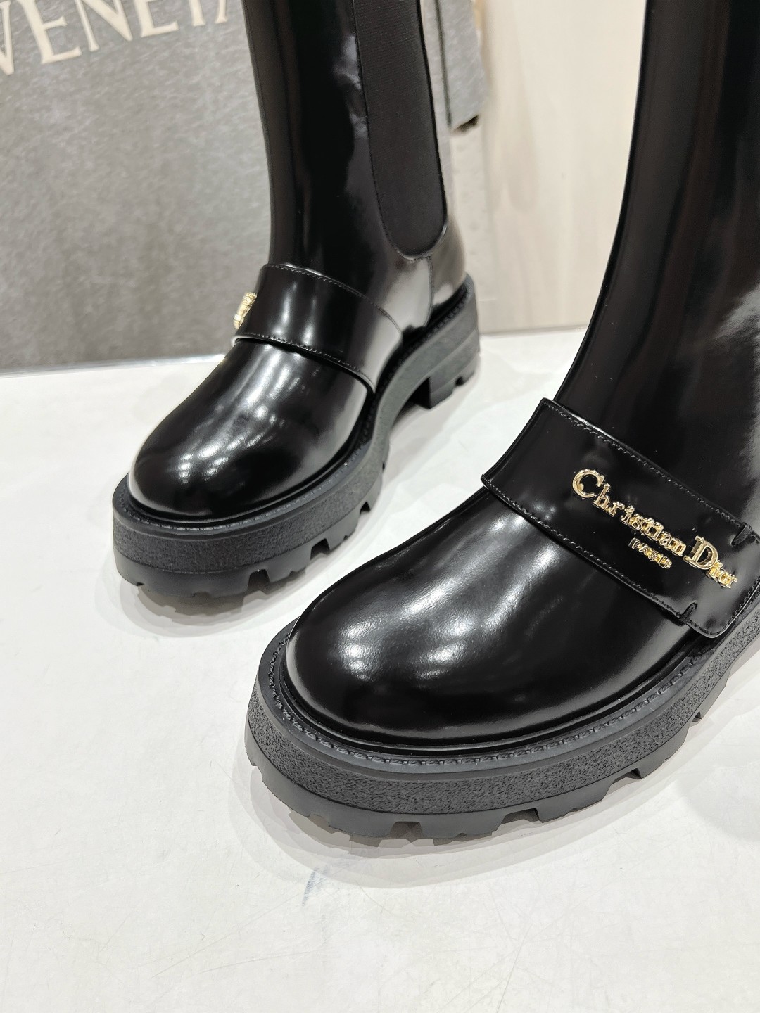 高版本出厂
  Dior/迪奥D家2025ss秋冬新品布洛克短靴，经久不衰的马靴造型，彰显经典设计，市场