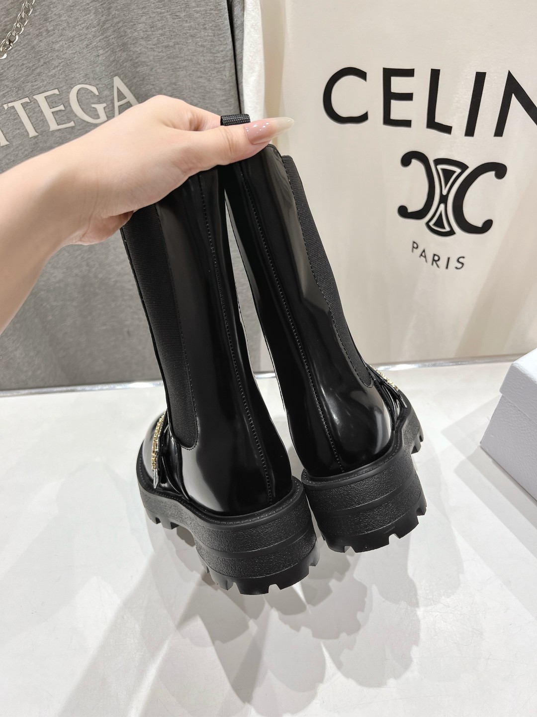 高版本出厂
  Dior/迪奥D家2025ss秋冬新品布洛克短靴，经久不衰的马靴造型，彰显经典设计，市场