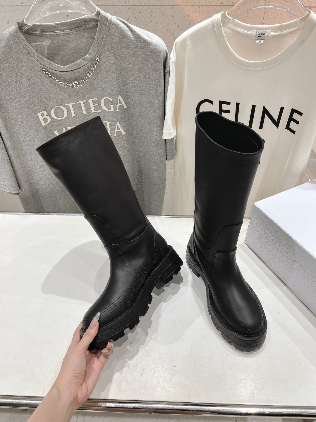 高版本出厂
  Dior/迪奥D家2025ss秋冬新品布洛克长靴，经久不衰的马靴造型，彰显经典设计，市场