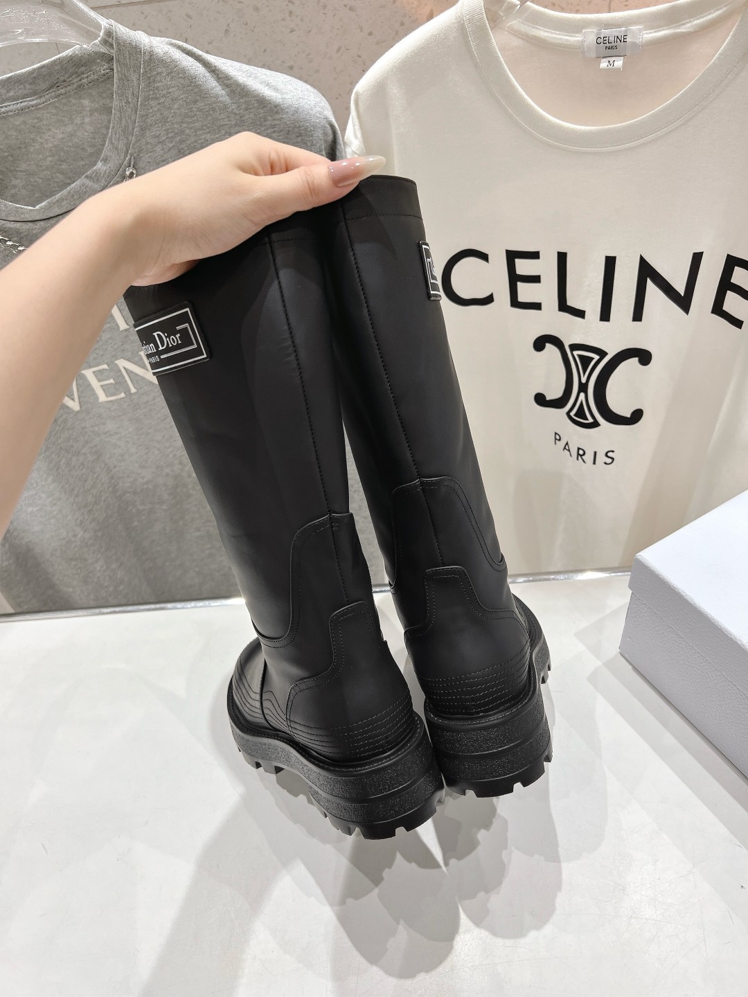 高版本出厂
  Dior/迪奥D家2025ss秋冬新品布洛克长靴，经久不衰的马靴造型，彰显经典设计，市场