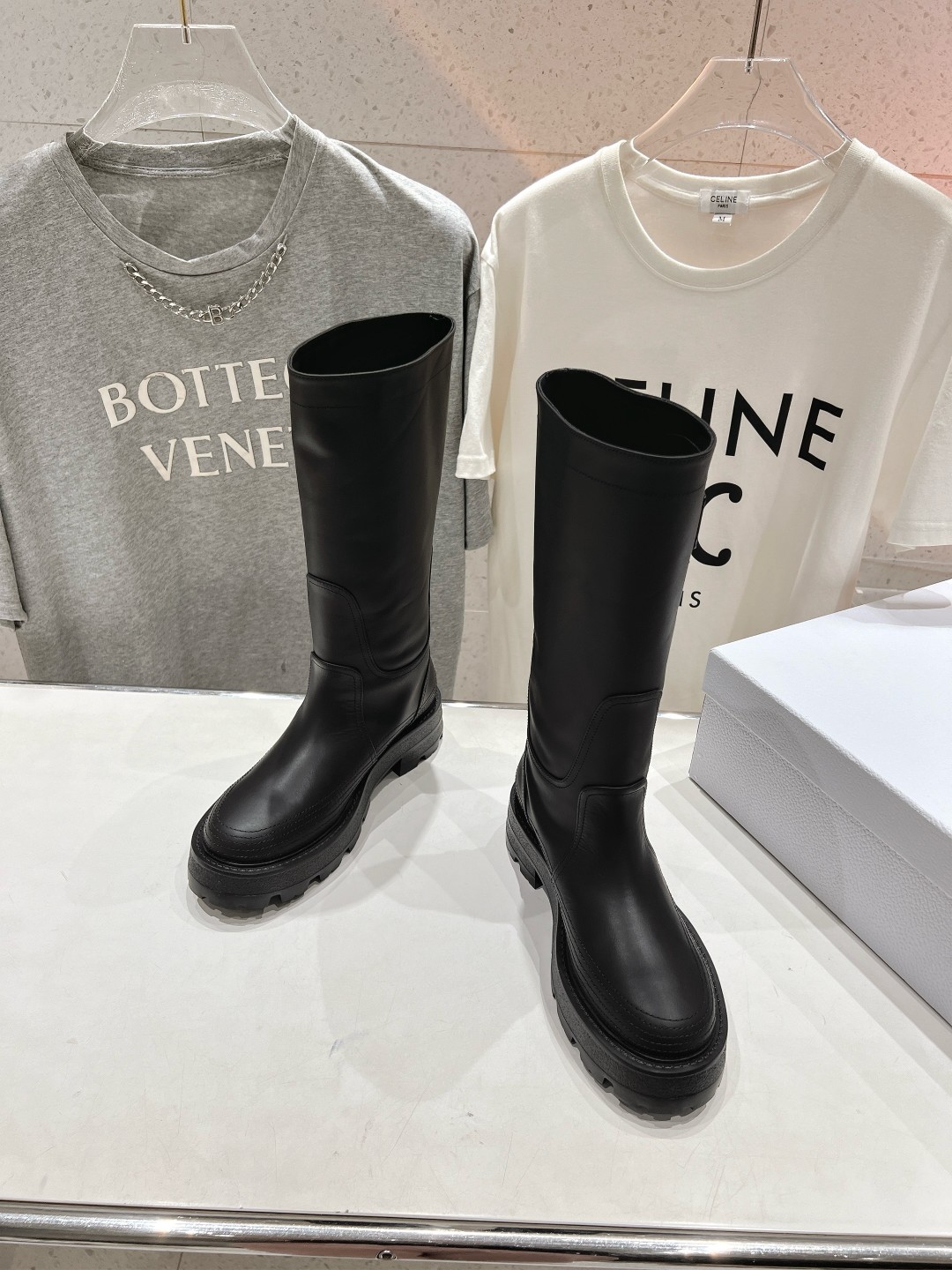 高版本出厂
  Dior/迪奥D家2025ss秋冬新品布洛克长靴，经久不衰的马靴造型，彰显经典设计，市场