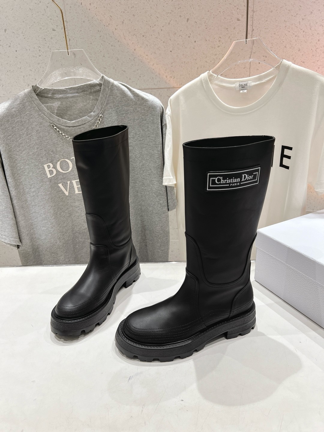 高版本出厂
  Dior/迪奥D家2025ss秋冬新品布洛克长靴，经久不衰的马靴造型，彰显经典设计，市场