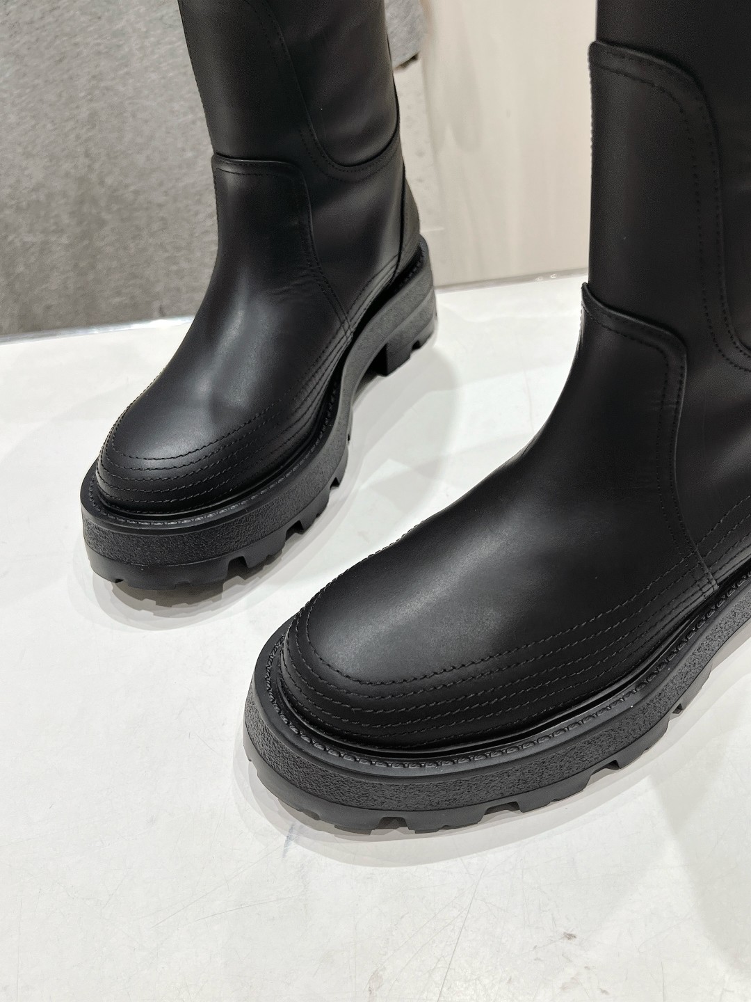 高版本出厂
  Dior/迪奥D家2025ss秋冬新品布洛克长靴，经久不衰的马靴造型，彰显经典设计，市场