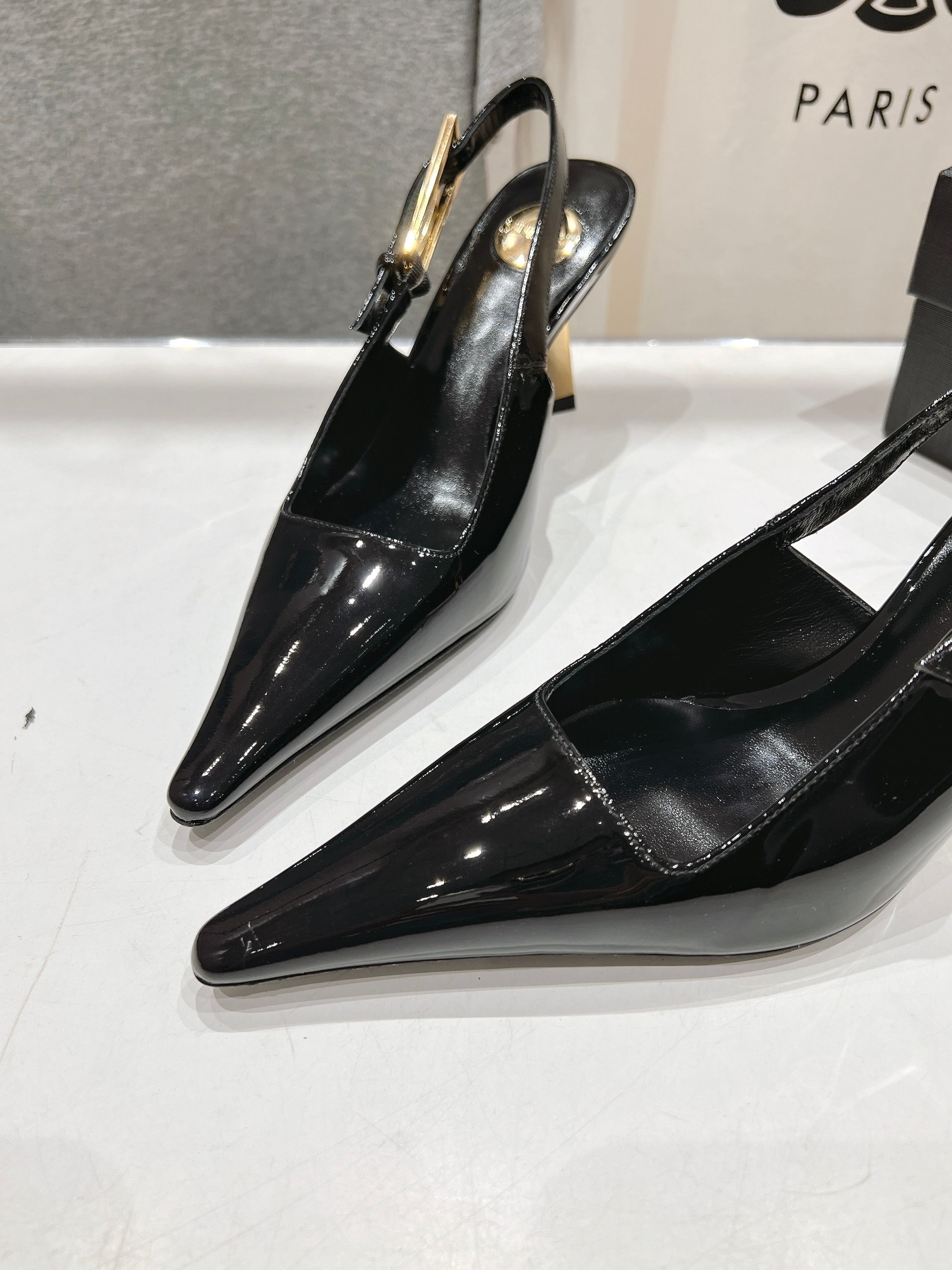 高版本出厂
「SAINT LAUREN*」圣罗兰ysl 25/春夏全新走秀高跟鞋·全新鞋型配上圣罗兰标志