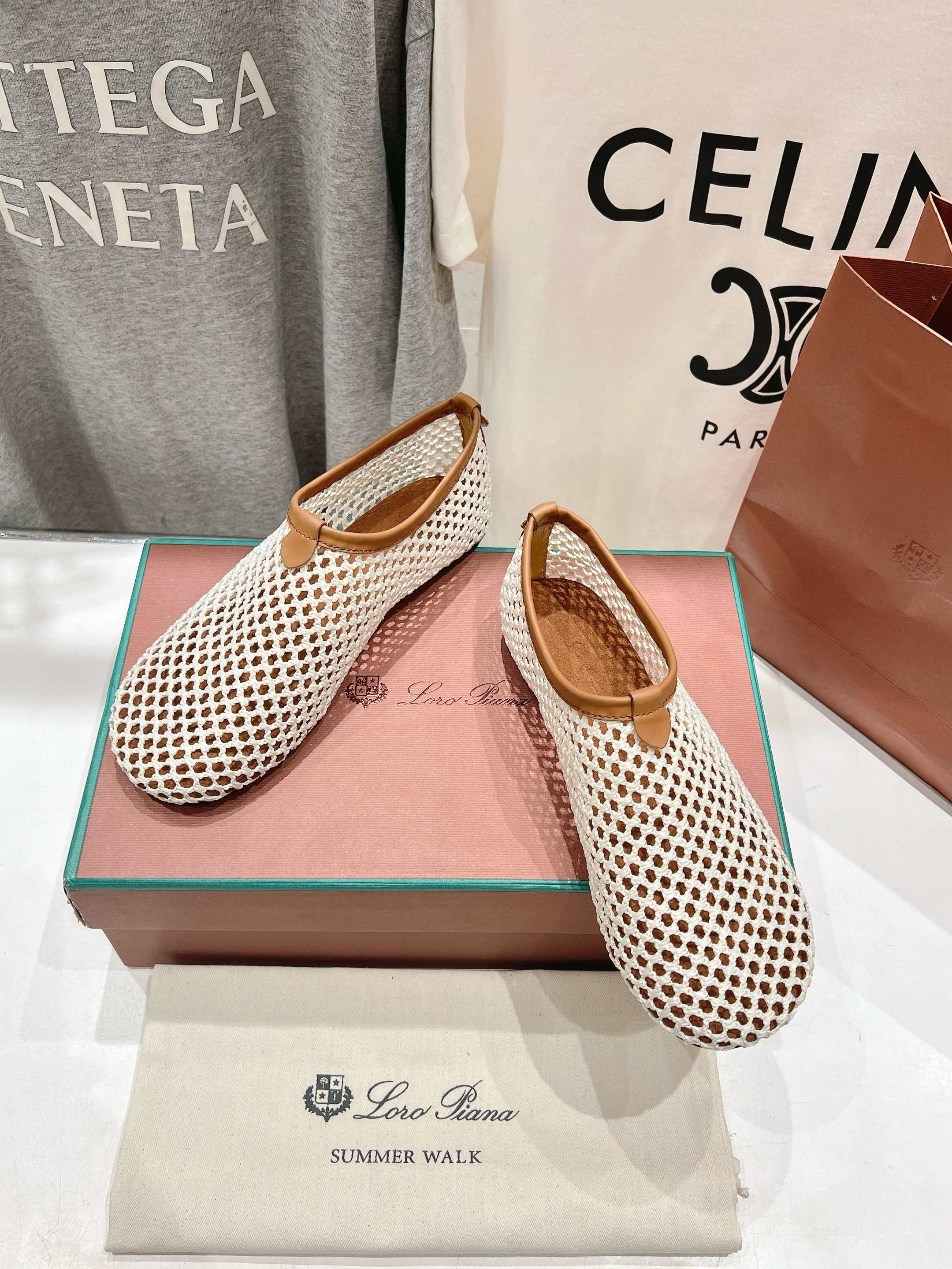 顶级出厂  
  Loro Piana* 诺悠𦒈雅Lss春夏新款勃肯平底鞋休闲鞋，脚感超级舒适 一天可以