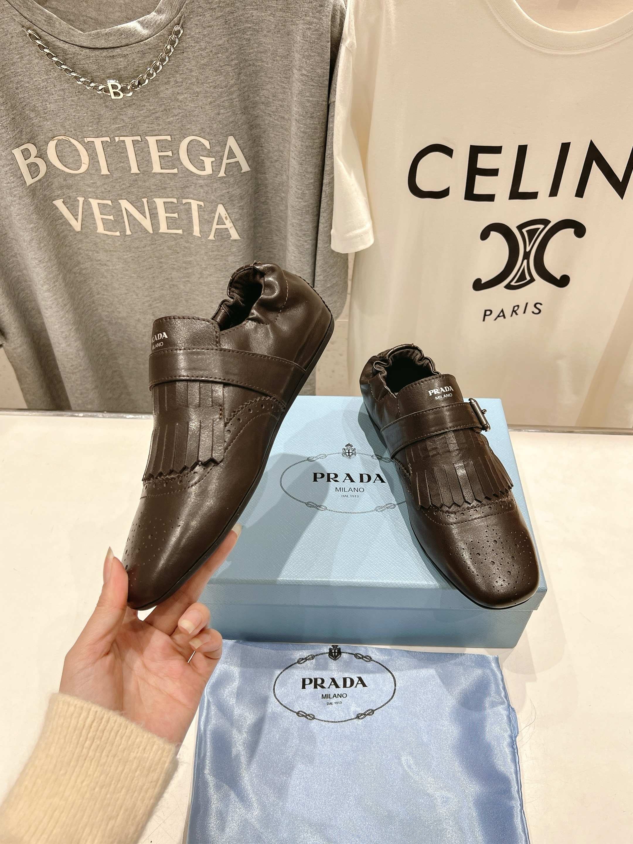 高版本出厂 
  PRADA*普拉达2025ss春夏🆕专柜新品。布洛克复古流苏平底单鞋乐福鞋～
帅气百搭