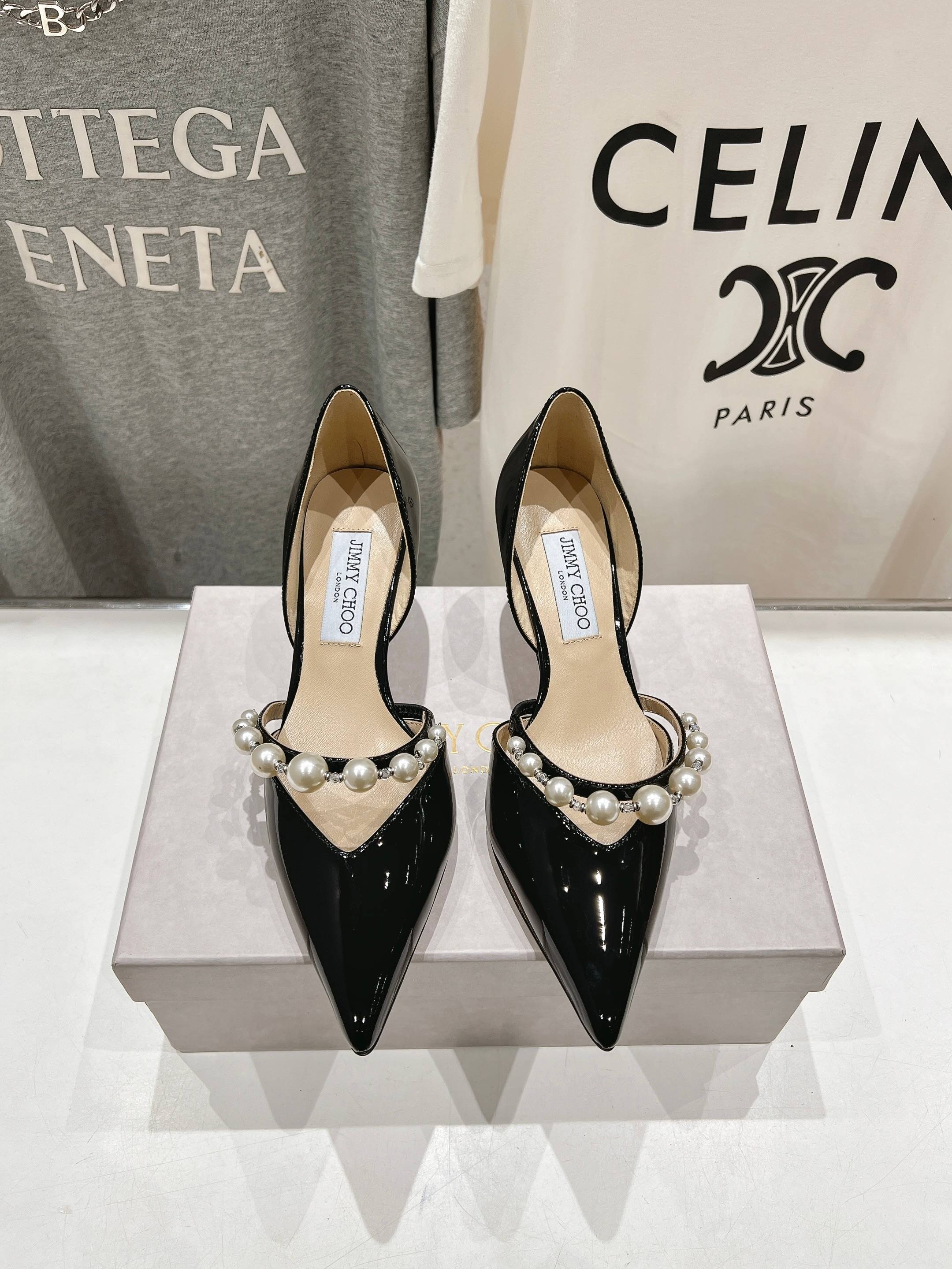 NO:129625,High version JIMMY CHOO*｜JC/Jimmy Week 2025ss Spring and Summer New Simple Pointed Pearl High Heels Single Shoes Original last, perfect lines, simple and atmospheric, and the foot shows temperament, thick heels, comfortable and versatile, and can lengthen the legs to make you look taller, slim and longer. JC is best at girls who are sweet, adding tempting sexy fabric, imported Italian patent leather, imported crystal sheepskin, soles, Italian leather outsole, heel height 6.5cm, size 35-39 (34.40.41.42 custom-made, non-return and exchange), high heels, jimmy choo, jimmy choo, sandals, high heels, sheepskin, Leather soles19860909高版本  JIMMY CHOO*｜JC/吉米周2025ss春夏新款简约尖头珍珠高跟鞋单鞋 原版套楦,完美的线条,简约大气上脚显气质粗跟舒适百搭,还能拉长双腿显高显瘦显腿长,JC最擅长的女生甜美,更是添加了诱惑的性感 面料意大利进口漆皮 内里进口水晶羊皮 鞋底意大利真皮大底 跟高6.5cm 尺码35-39（34.40.41.42订做不退换）,高跟鞋凉鞋,jimmy choo,jimmy choo,sandals,high heels,sheepskin,Leather soles,Women's Shoes