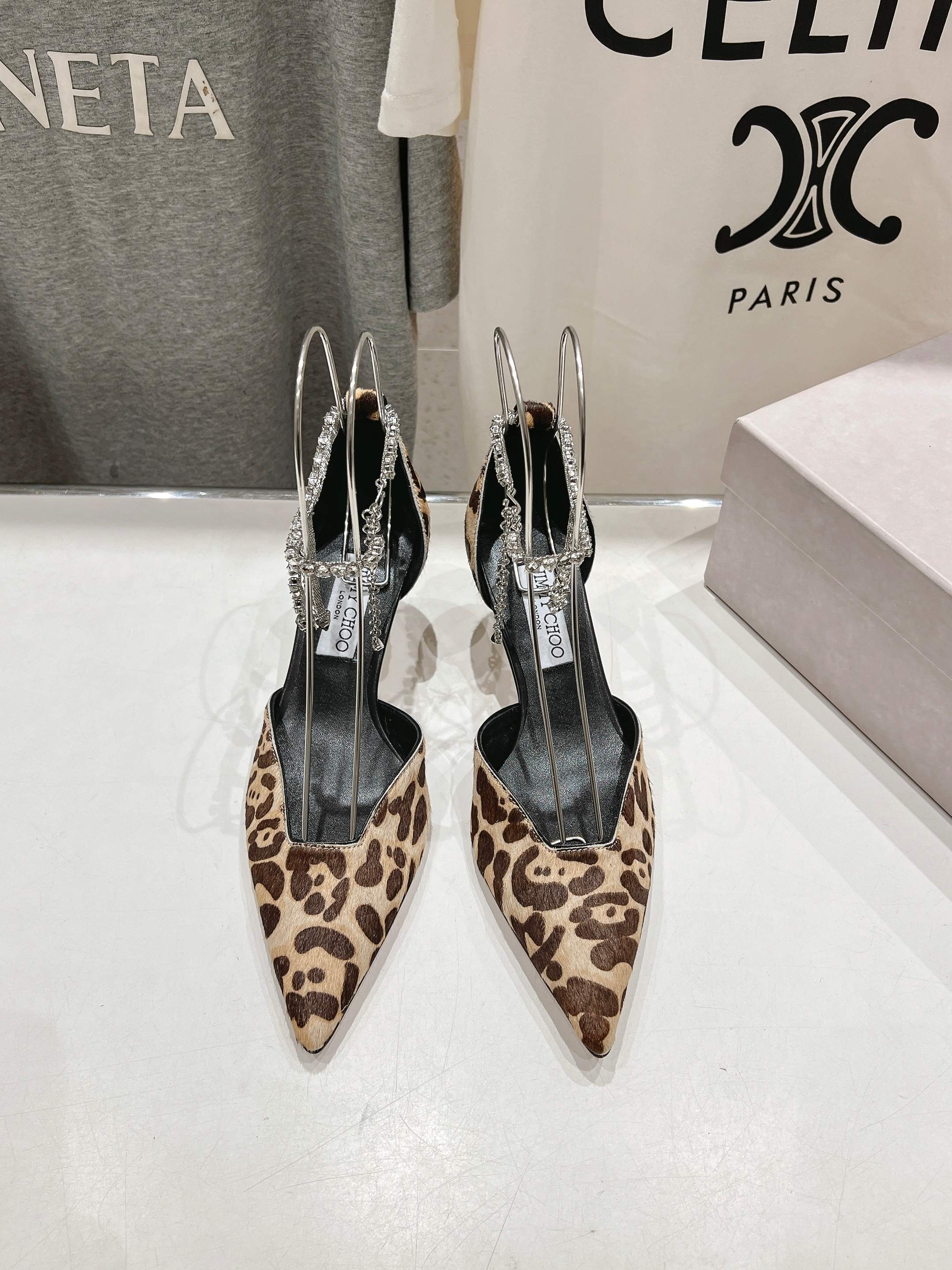 NO:129632,High-version JIMMY CHOO*｜JC/Jimmy Week 2025ss Spring and Summer New Simple Pointed Chain High Heels Shoes Original last, perfect lines, simple and atmospheric, and the feet show temperament, thick heels, comfortable and versatile, and can lengthen the legs to make them look taller, slim and longer. JC is best at girls, and adds tempting sexy. Imported fabric horsehair, imported crystal sheepskin, soles, Italian leather outsole, heels, 6.5cm, size 35-39 (34.40.41.42 custom-made, no return or exchange), high heels, jimmy choo, jimmy choo, sandals, high heels, sheepskin, Leather soles19860909高版本  JIMMY CHOO*｜JC/吉米周2025ss春夏新款简约尖头链条高跟鞋单鞋 原版套楦,完美的线条,简约大气上脚显气质粗跟舒适百搭,还能拉长双腿显高显瘦显腿长,JC最擅长的女生甜美,更是添加了诱惑的性感 面料进口马毛 内里进口水晶羊皮 鞋底意大利真皮大底 跟高6.5cm 尺码35-39（34.40.41.42订做不退换）,高跟鞋凉鞋,jimmy choo,jimmy choo,sandals,high heels,sheepskin,Leather soles,Women's Shoes