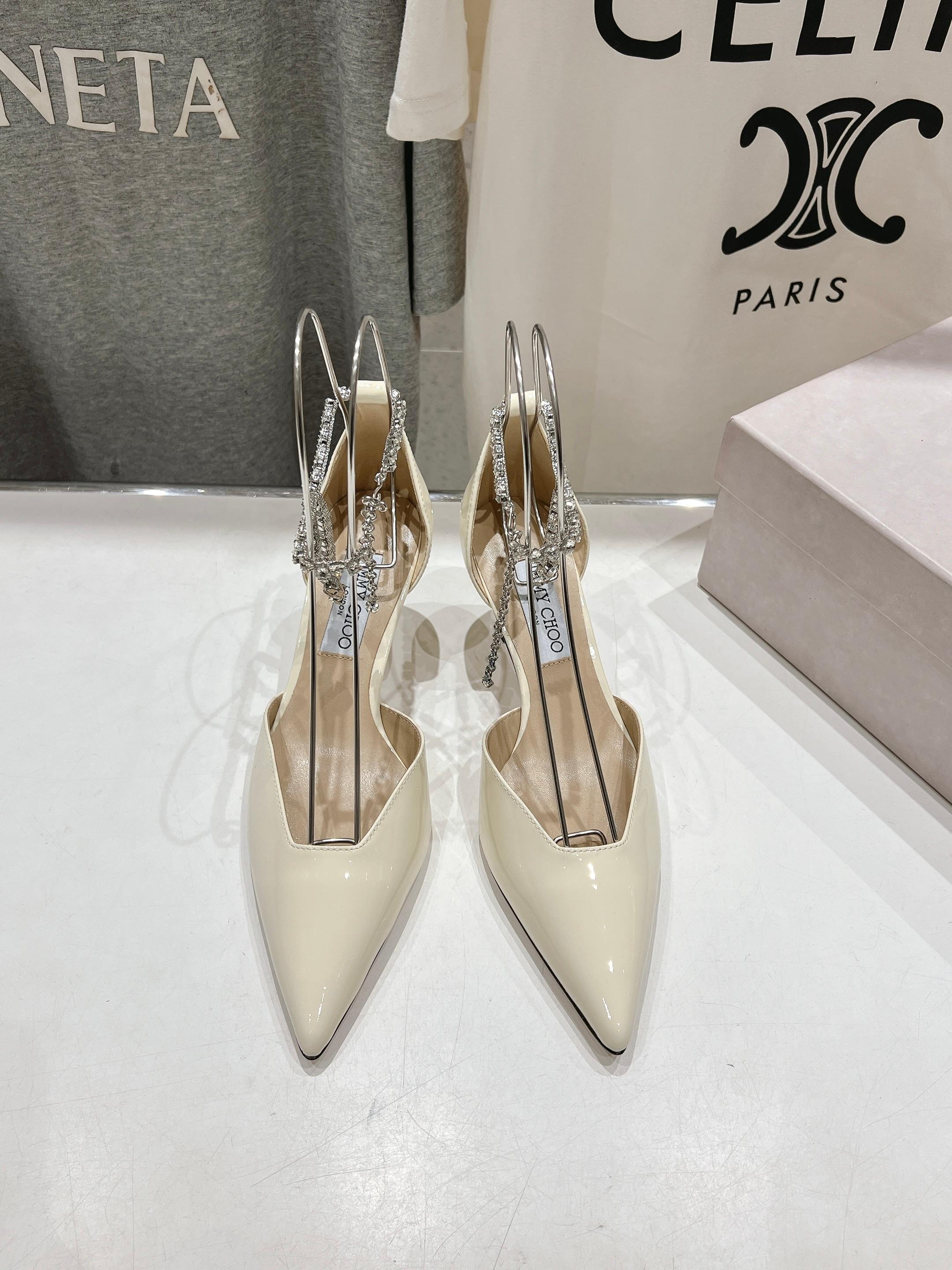 NO:129637,High-version JIMMY CHOO*｜JC/Jimmy Week 2025ss Spring and Summer New Simple Pointed Chain High Heels Shoes Original last, perfect lines, simple and atmospheric, thick heels on the feet, comfortable and versatile, and can also lengthen the legs to make them look taller, slim and longer, JC is best at sweetness, adds tempting sexy, imported patent leather fabric, imported crystal sheepskin sole, Italian leather outsole, heel height 6.5cm Size 35-39 (34.40.41.42 custom made, no return or exchange), high heels, jimmy choo, jimmy choo, sandals, high heels, sheepskin, Leather soles19860909高版本  JIMMY CHOO*｜JC/吉米周2025ss春夏新款简约尖头链条高跟鞋单鞋 原版套楦,完美的线条,简约大气上脚显气质粗跟舒适百搭,还能拉长双腿显高显瘦显腿长,JC最擅长的女生甜美,更是添加了诱惑的性感 面料进口漆皮 内里进口水晶羊皮 鞋底意大利真皮大底 跟高6.5cm 尺码35-39（34.40.41.42订做不退换）,高跟鞋凉鞋,jimmy choo,jimmy choo,sandals,high heels,sheepskin,Leather soles,Women's Shoes