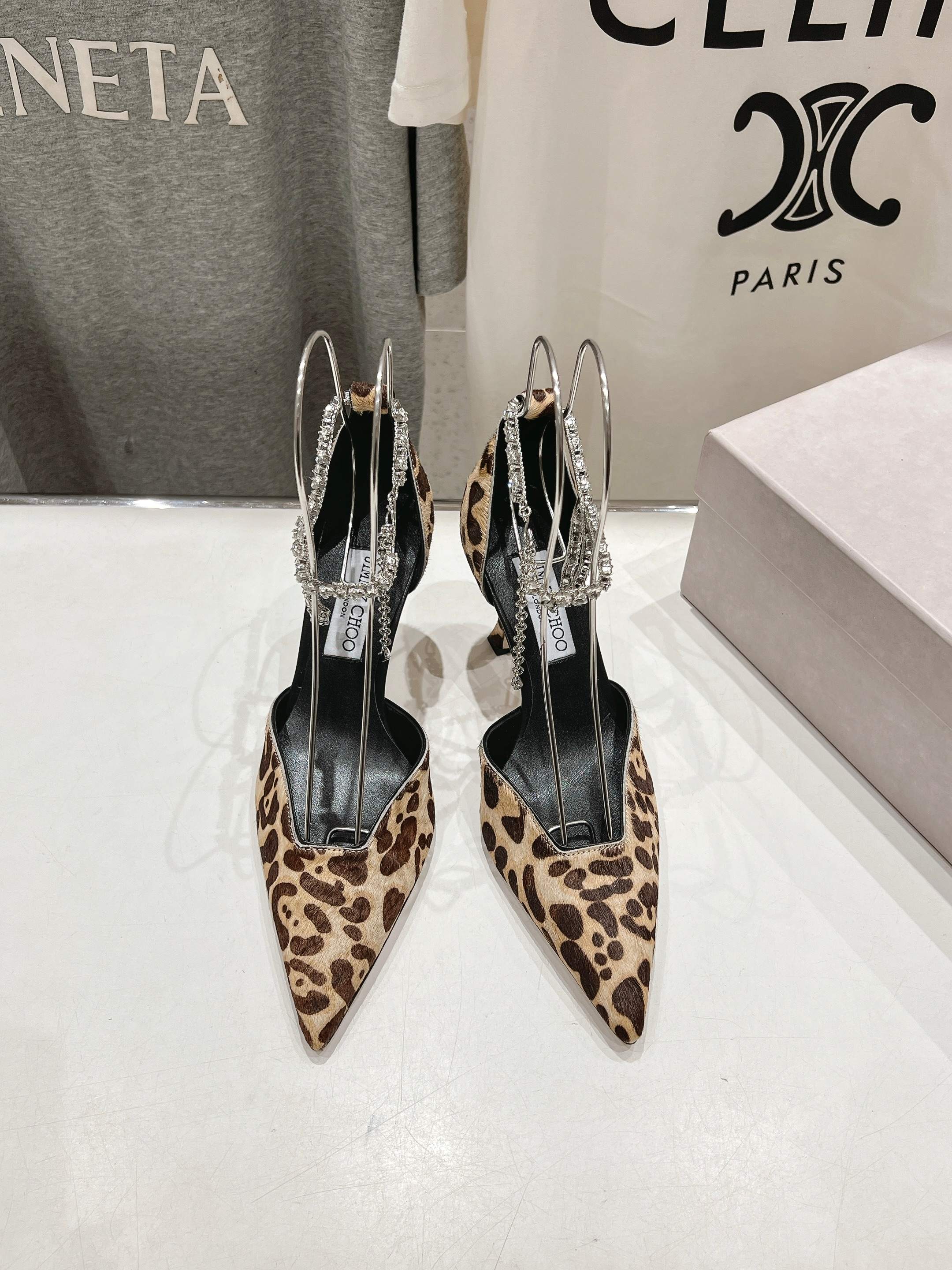 NO:129643,High version JIMMY CHOO*｜JC/Jimmy Week 2025ss Spring and Summer New Simple Pointed Chain High Heels Shoes Original last, perfect lines, simple and atmospheric, and the feet show temperament, thick heels, comfortable and versatile, and can lengthen the legs to make them look taller, slim and longer. JC is best at girls, and adds tempting sexy. Imported fabric horsehair, imported crystal sheepskin, soles, Italian leather outsole, heels, 8.5cm, size 35-39 (34.40.41.42 custom-made, no return or exchange), high heels, jimmy choo, jimmy choo, sandals, high heels, sheepskin, Leather soles19860909高版本  JIMMY CHOO*｜JC/吉米周2025ss春夏新款简约尖头链条高跟鞋单鞋 原版套楦,完美的线条,简约大气上脚显气质粗跟舒适百搭,还能拉长双腿显高显瘦显腿长,JC最擅长的女生甜美,更是添加了诱惑的性感 面料进口马毛 内里进口水晶羊皮 鞋底意大利真皮大底 跟高8.5cm 尺码35-39（34.40.41.42订做不退换）,高跟鞋凉鞋,jimmy choo,jimmy choo,sandals,high heels,sheepskin,Leather soles,Women's Shoes