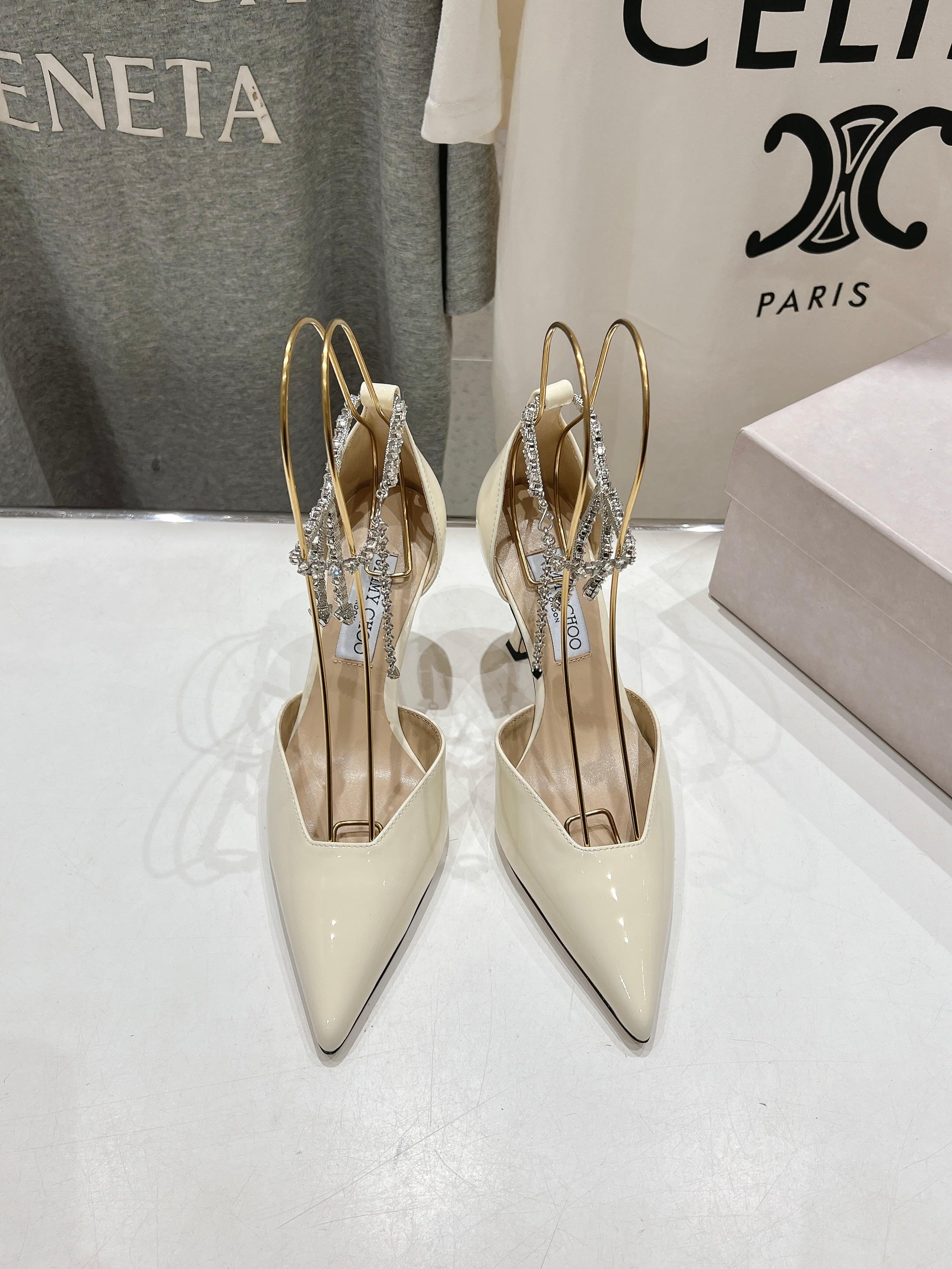 NO:129649,High-version JIMMY CHOO*｜JC/Jimmy Week 2025ss Spring and Summer New Simple Pointed Chain High Heels Shoes Original last, perfect lines, simple and atmospheric, and the feet show temperament, thick heels, comfortable and versatile, and can also lengthen the legs to make them look taller, slim and longer. JC is best at girls, and adds tempting sexy. Imported patent leather fabric, imported crystal sheepskin, soles, Italian leather outsole, heel height 8.5cm, size 35-39 (34.40.41.42 custom-made, no return or exchange), high heels, jimmy choo, jimmy choo, sandals, high heels, sheepskin, Leather soles19860909高版本  JIMMY CHOO*｜JC/吉米周2025ss春夏新款简约尖头链条高跟鞋单鞋 原版套楦,完美的线条,简约大气上脚显气质粗跟舒适百搭,还能拉长双腿显高显瘦显腿长,JC最擅长的女生甜美,更是添加了诱惑的性感 面料进口漆皮 内里进口水晶羊皮 鞋底意大利真皮大底 跟高8.5cm 尺码35-39（34.40.41.42订做不退换）,高跟鞋凉鞋,jimmy choo,jimmy choo,sandals,high heels,sheepskin,Leather soles,Women's Shoes