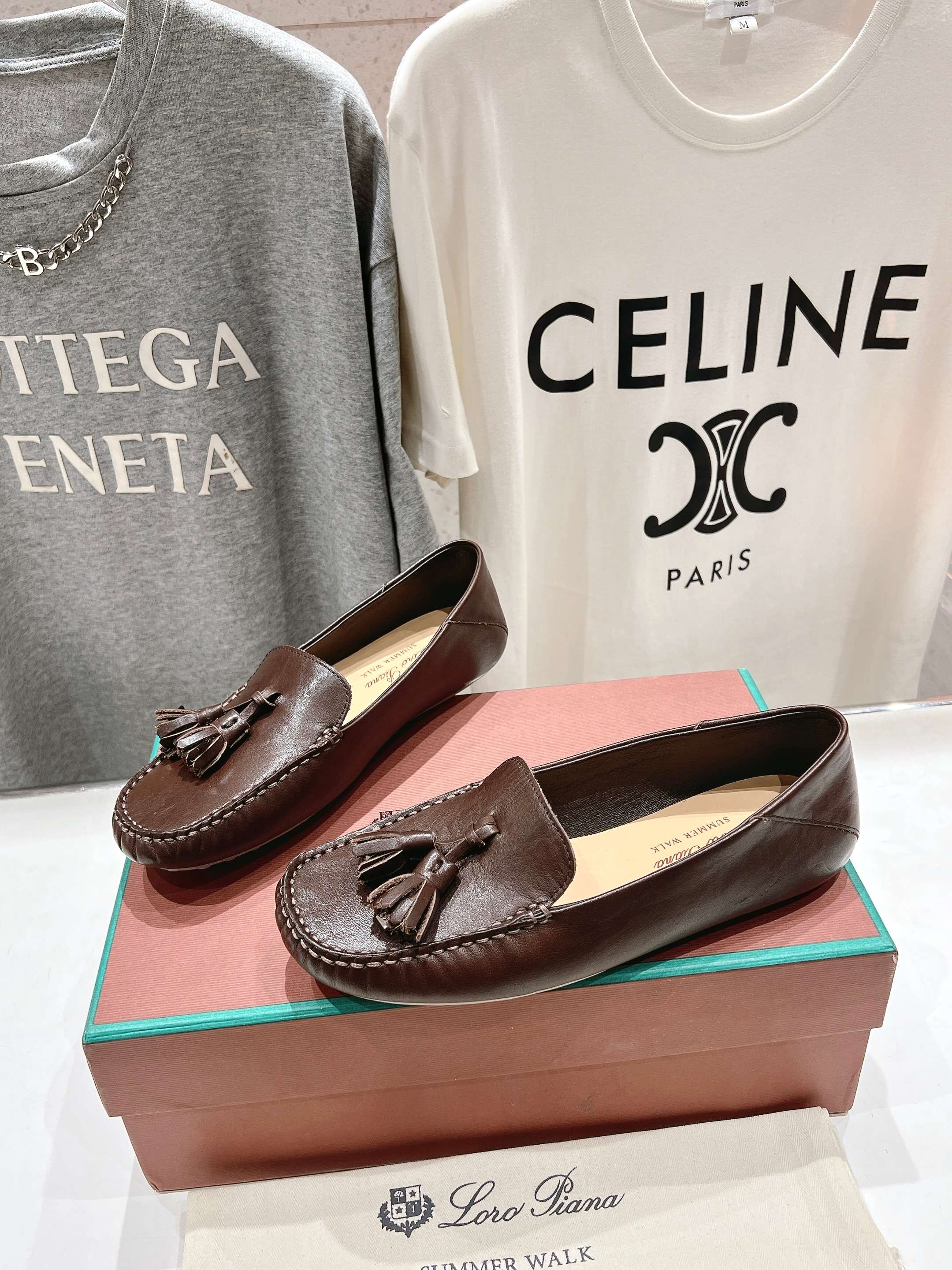 高版本出厂
  Loro Piana* LP诺悠翩雅新款豆豆鞋一脚蹬乐福鞋 
简约时尚 脚感超级舒适 一