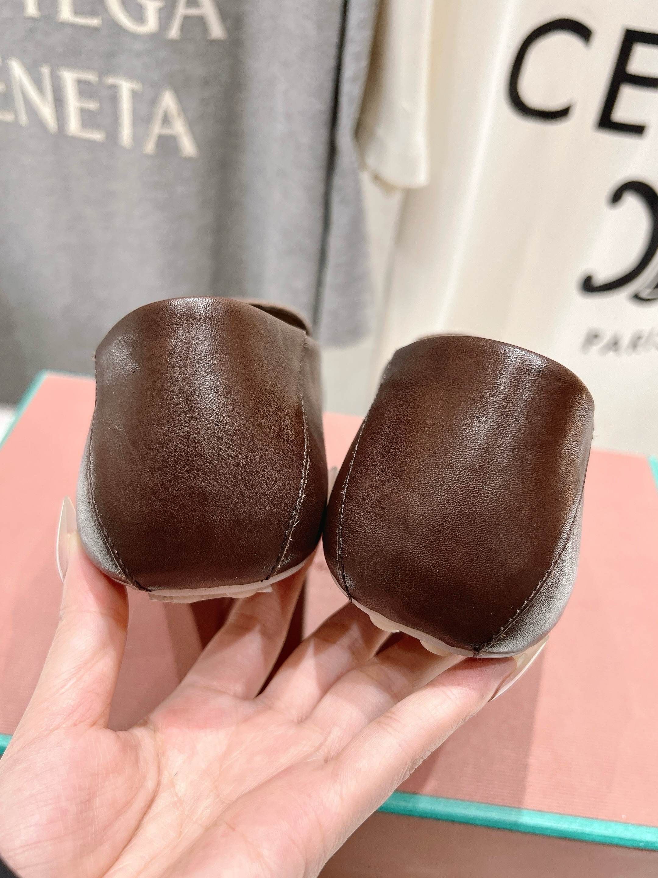 高版本出厂
  Loro Piana* LP诺悠翩雅新款豆豆鞋一脚蹬乐福鞋 
简约时尚 脚感超级舒适 一