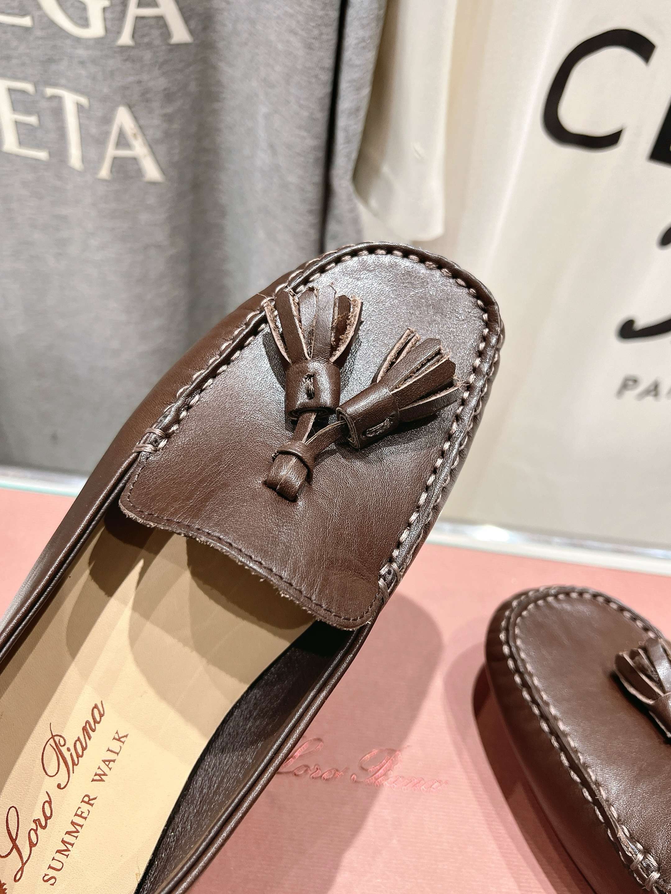 高版本出厂
  Loro Piana* LP诺悠翩雅新款豆豆鞋一脚蹬乐福鞋 
简约时尚 脚感超级舒适 一