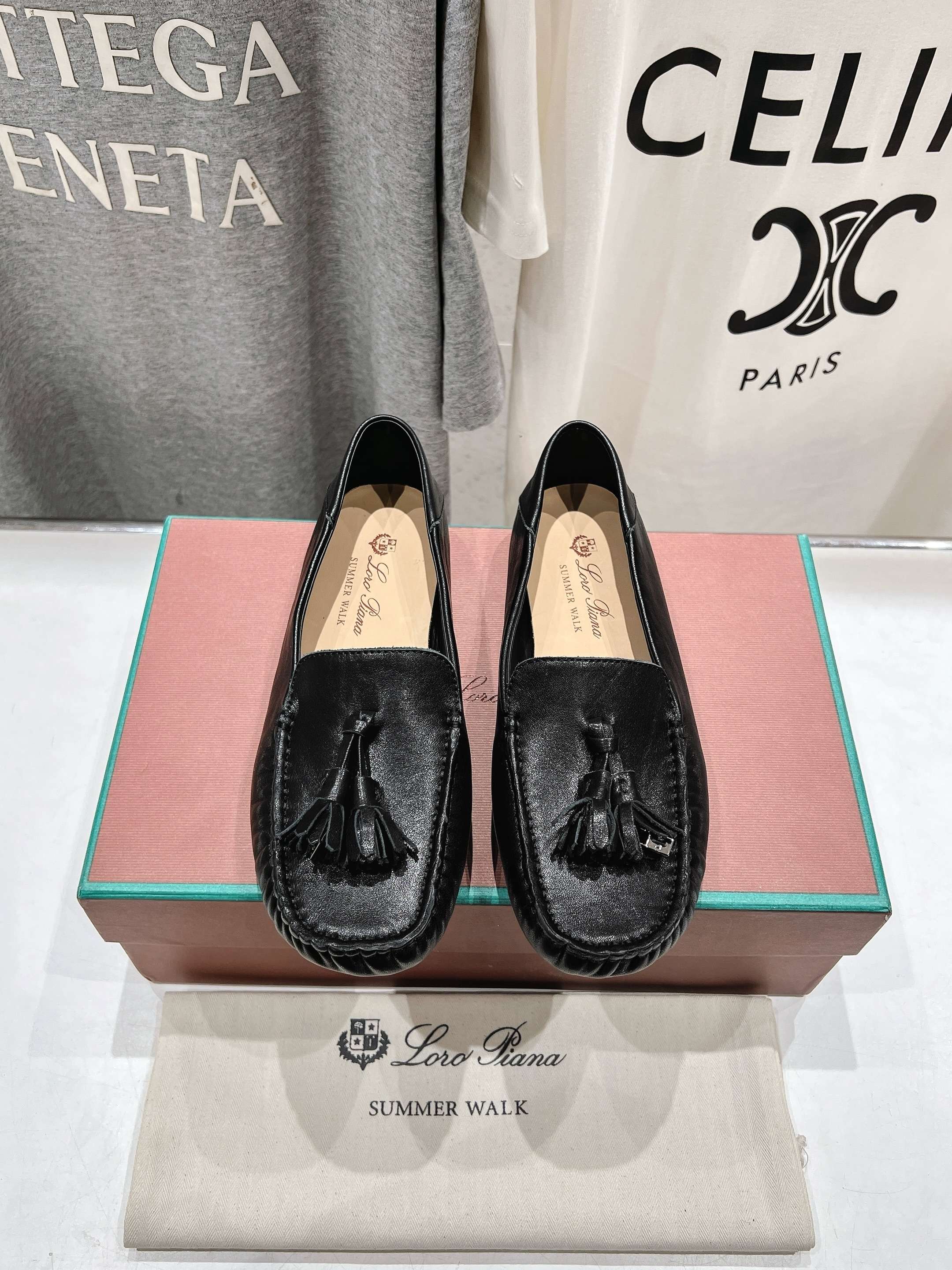 高版本出厂
  Loro Piana* LP诺悠翩雅新款豆豆鞋一脚蹬乐福鞋 
简约时尚 脚感超级舒适 一