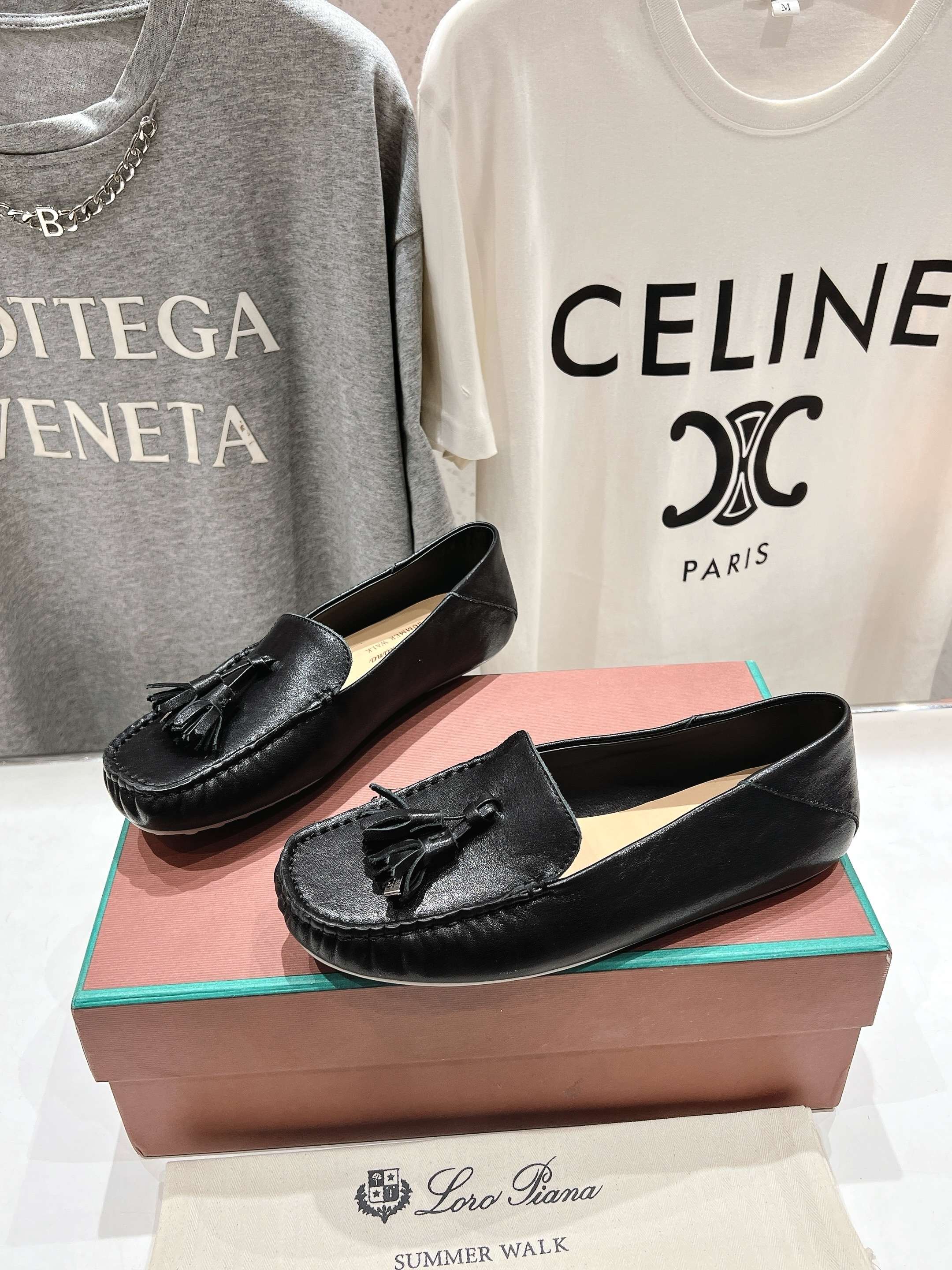 高版本出厂
  Loro Piana* LP诺悠翩雅新款豆豆鞋一脚蹬乐福鞋 
简约时尚 脚感超级舒适 一