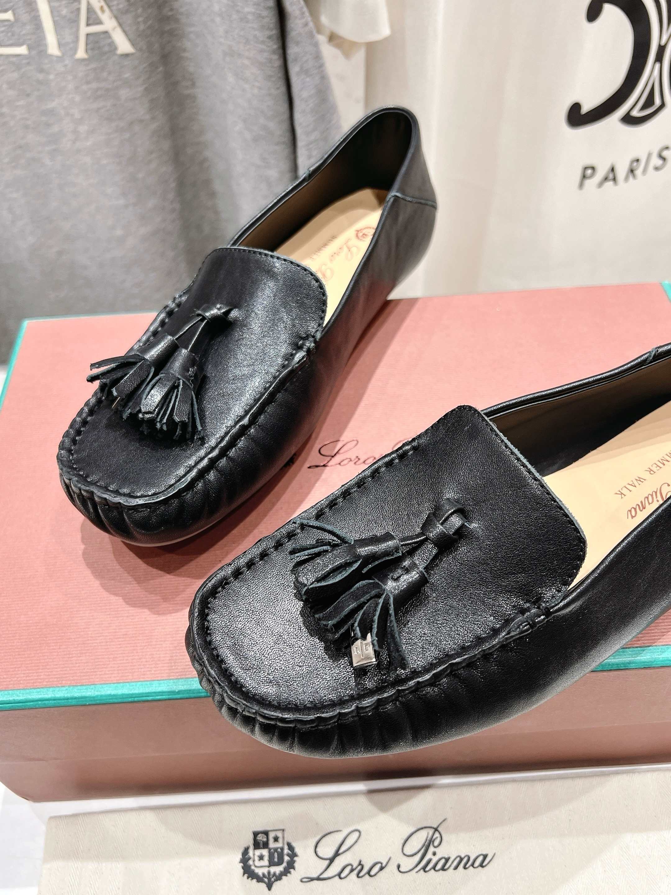 高版本出厂
  Loro Piana* LP诺悠翩雅新款豆豆鞋一脚蹬乐福鞋 
简约时尚 脚感超级舒适 一