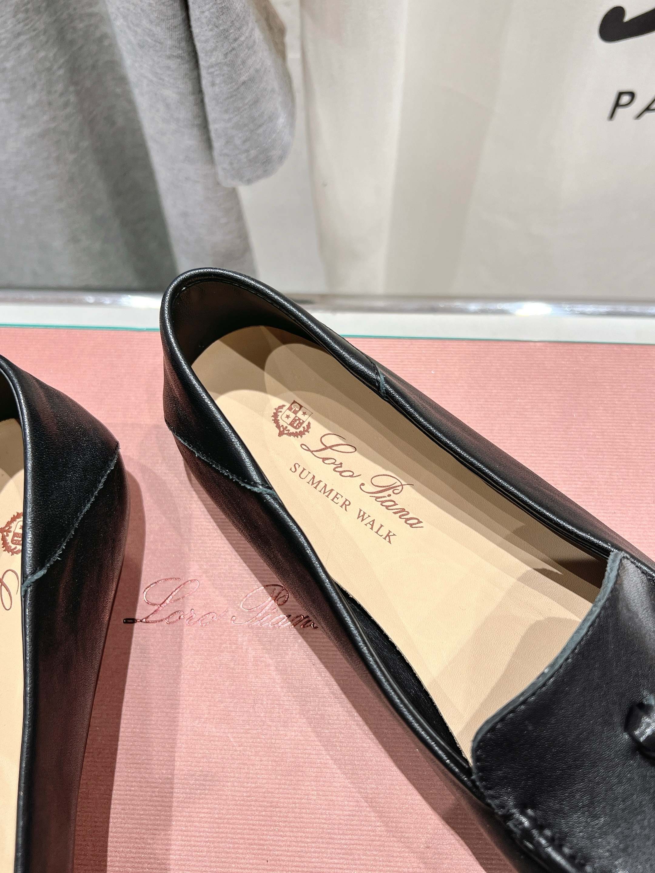 高版本出厂
  Loro Piana* LP诺悠翩雅新款豆豆鞋一脚蹬乐福鞋 
简约时尚 脚感超级舒适 一