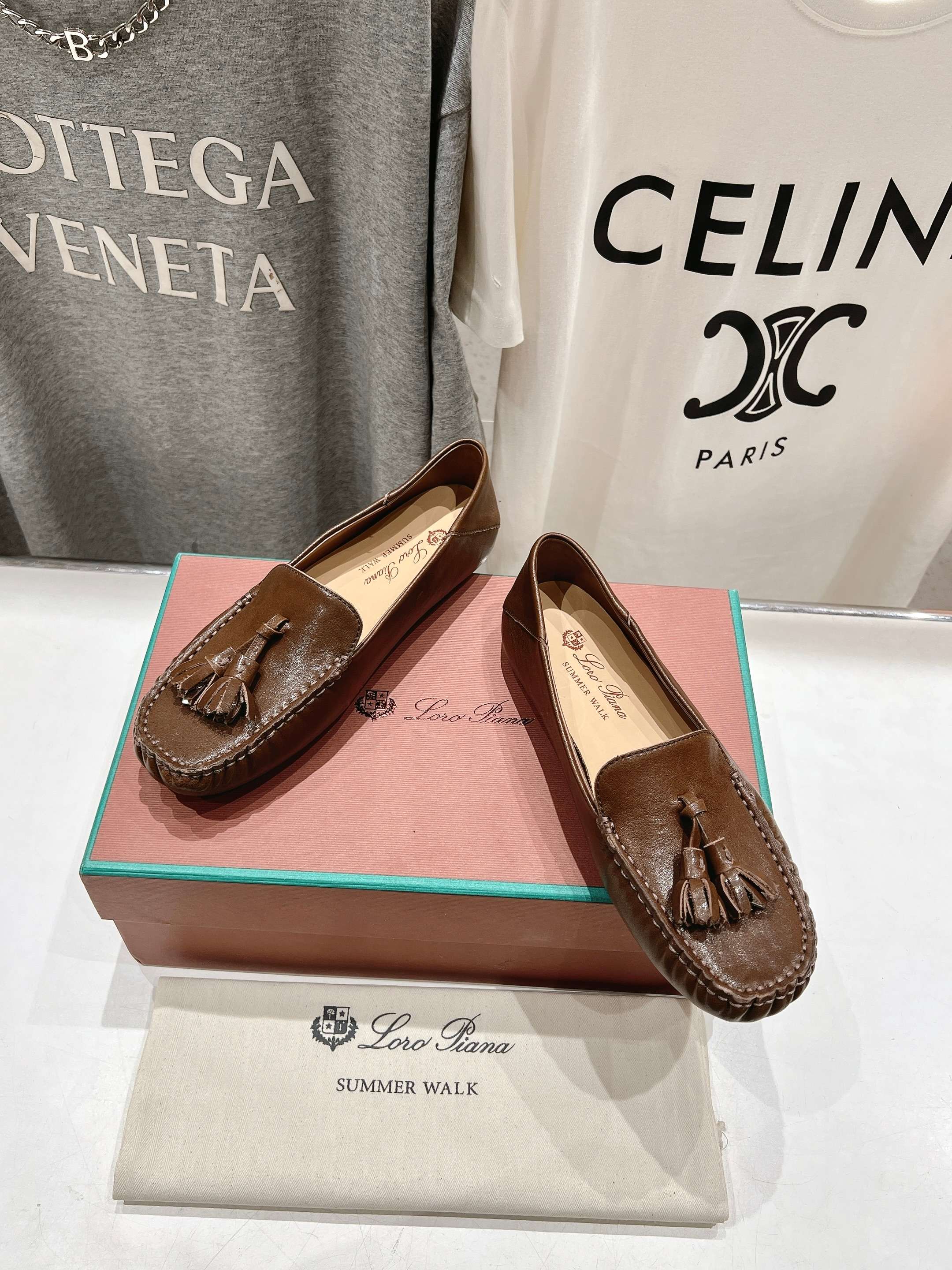 高版本出厂
  Loro Piana* LP诺悠翩雅新款豆豆鞋一脚蹬乐福鞋 
简约时尚 脚感超级舒适 一