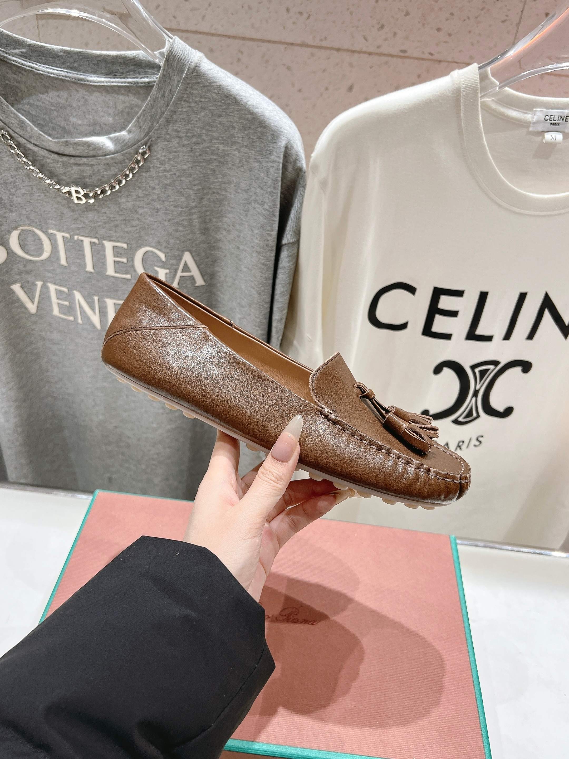 高版本出厂
  Loro Piana* LP诺悠翩雅新款豆豆鞋一脚蹬乐福鞋 
简约时尚 脚感超级舒适 一