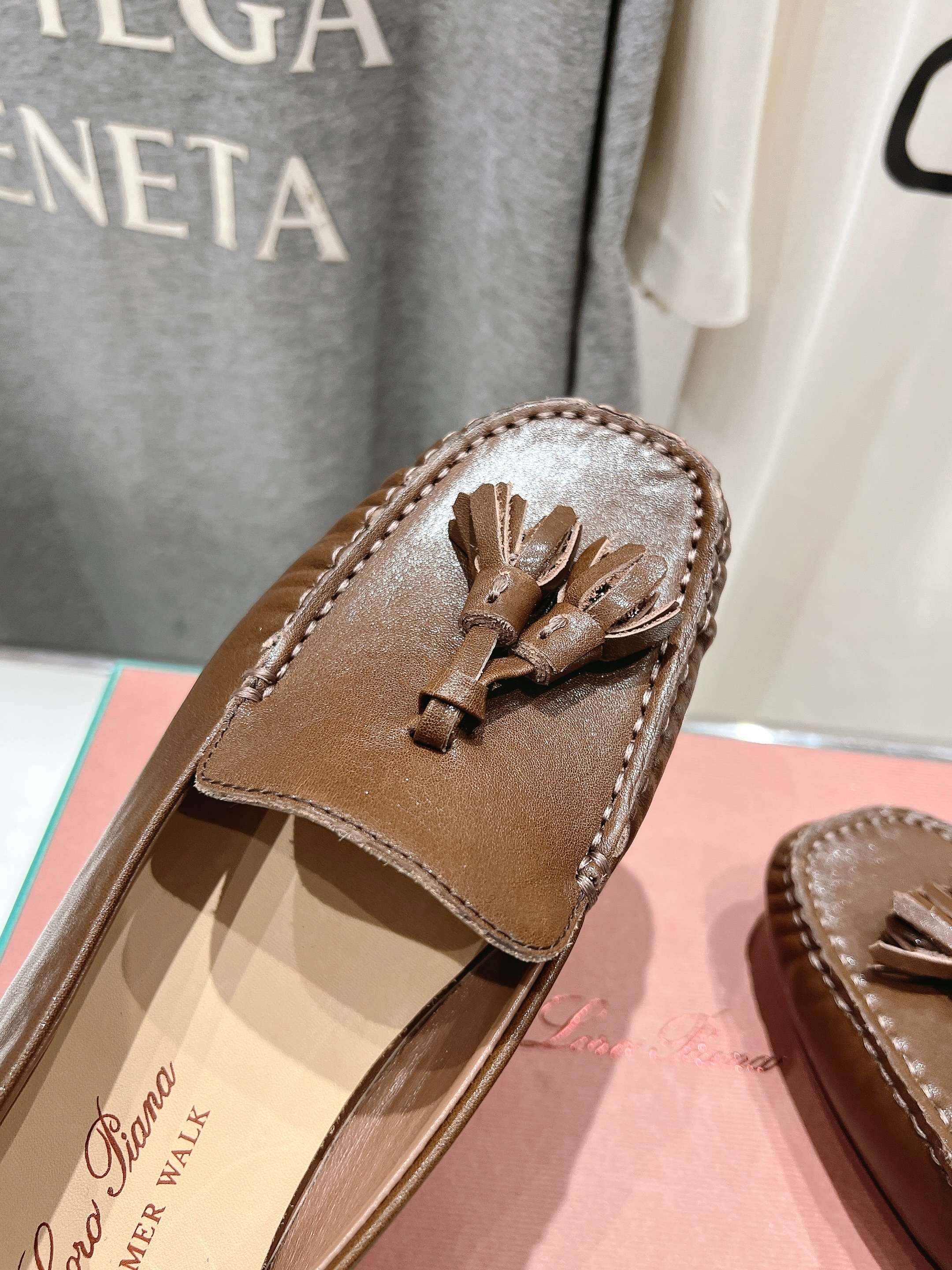 高版本出厂
  Loro Piana* LP诺悠翩雅新款豆豆鞋一脚蹬乐福鞋 
简约时尚 脚感超级舒适 一