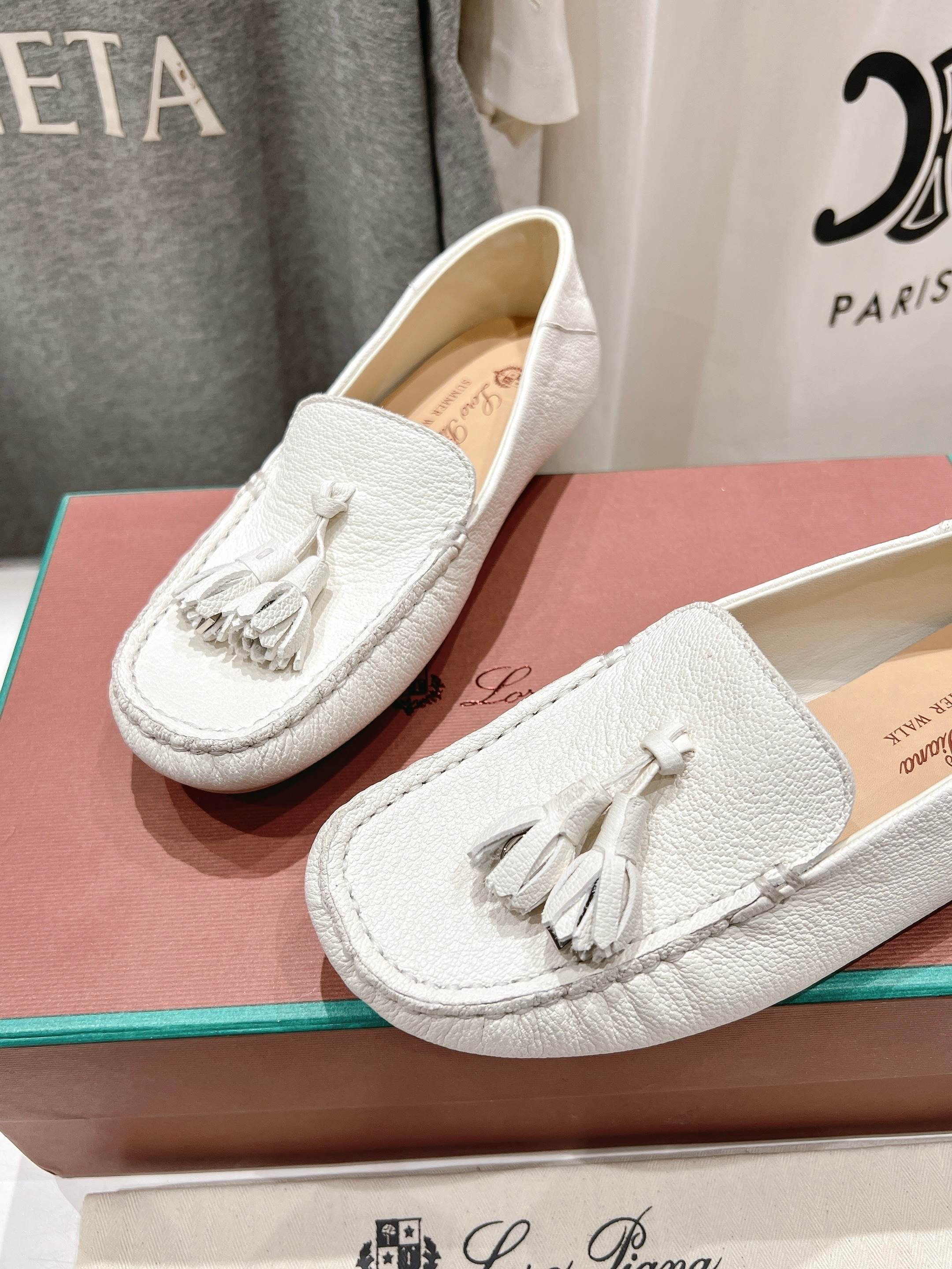 高版本出厂
  Loro Piana* LP诺悠翩雅新款豆豆鞋一脚蹬乐福鞋 
简约时尚 脚感超级舒适 一
