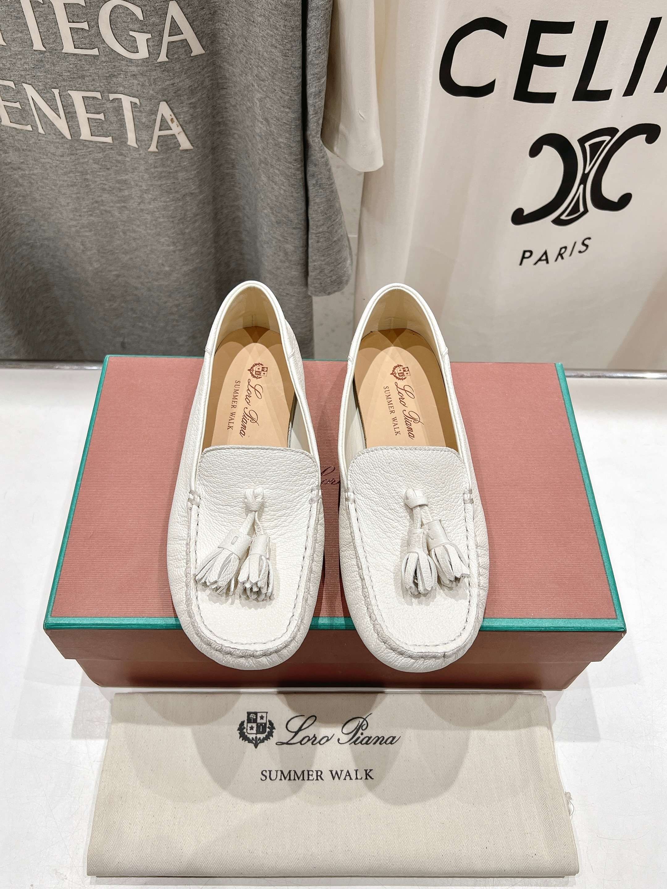 高版本出厂
  Loro Piana* LP诺悠翩雅新款豆豆鞋一脚蹬乐福鞋 
简约时尚 脚感超级舒适 一