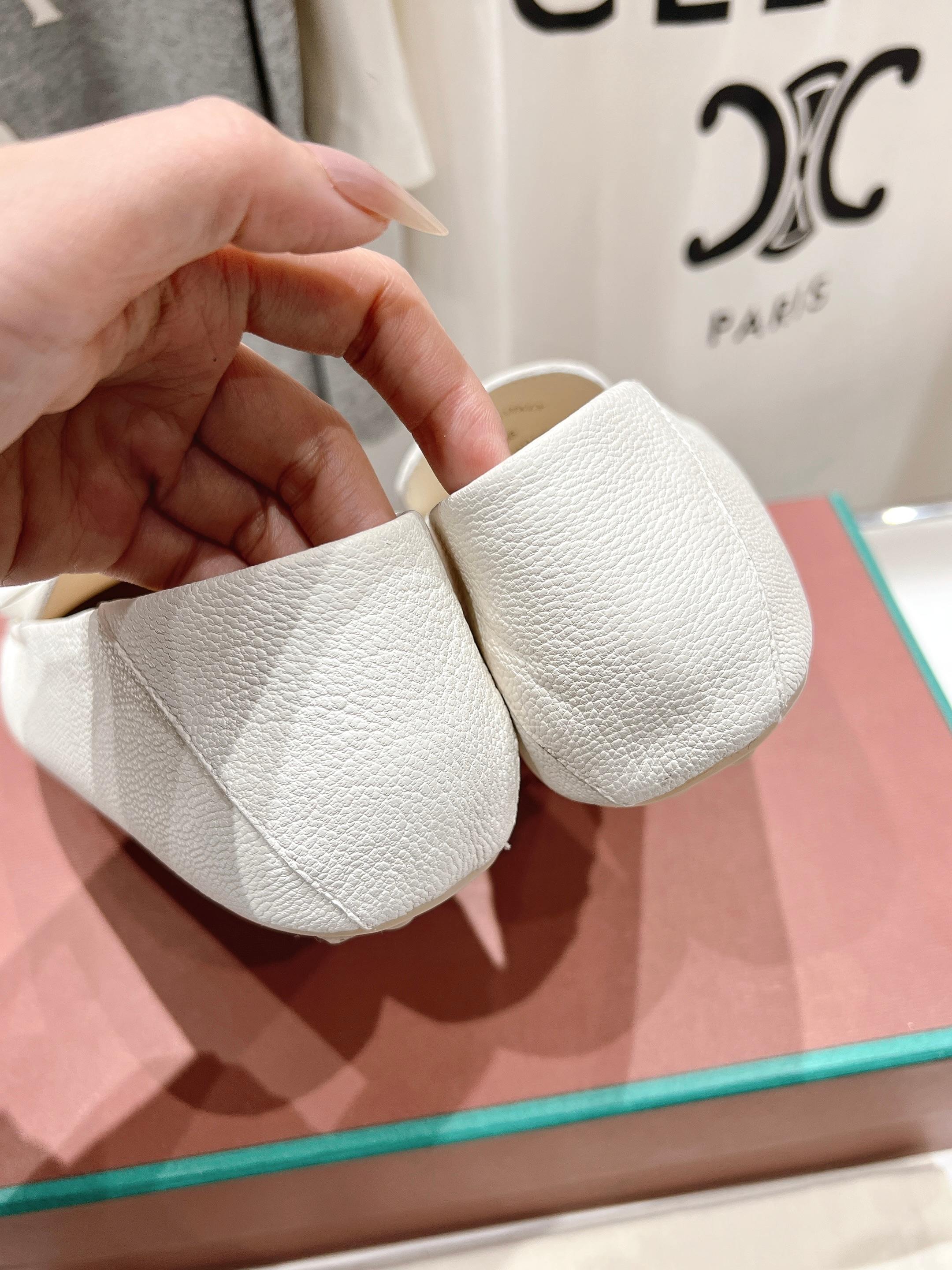 高版本出厂
  Loro Piana* LP诺悠翩雅新款豆豆鞋一脚蹬乐福鞋 
简约时尚 脚感超级舒适 一