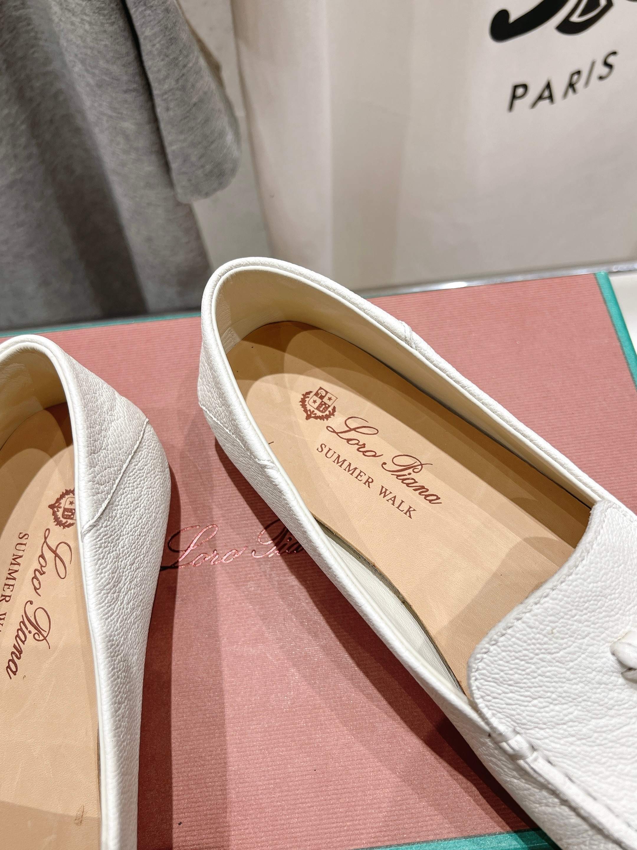 高版本出厂
  Loro Piana* LP诺悠翩雅新款豆豆鞋一脚蹬乐福鞋 
简约时尚 脚感超级舒适 一