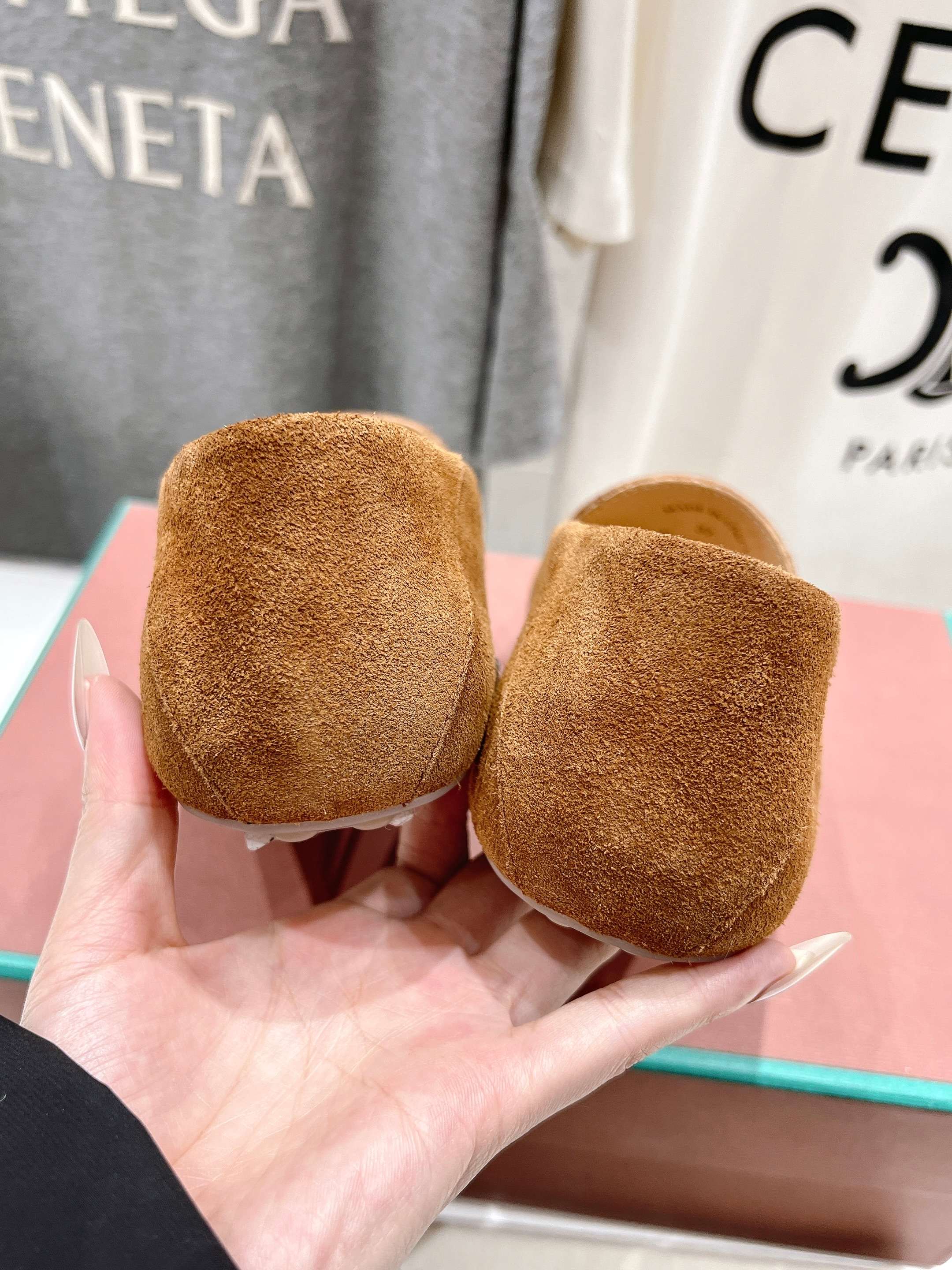 高版本出厂
  Loro Piana* LP诺悠翩雅新款豆豆鞋一脚蹬乐福鞋 
简约时尚 脚感超级舒适 一