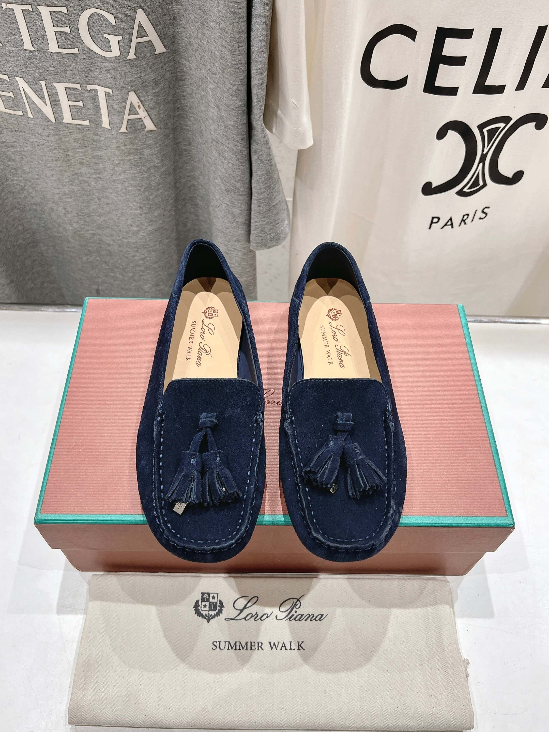 高版本出厂
  Loro Piana* LP诺悠翩雅新款豆豆鞋一脚蹬乐福鞋 
简约时尚 脚感超级舒适 一
