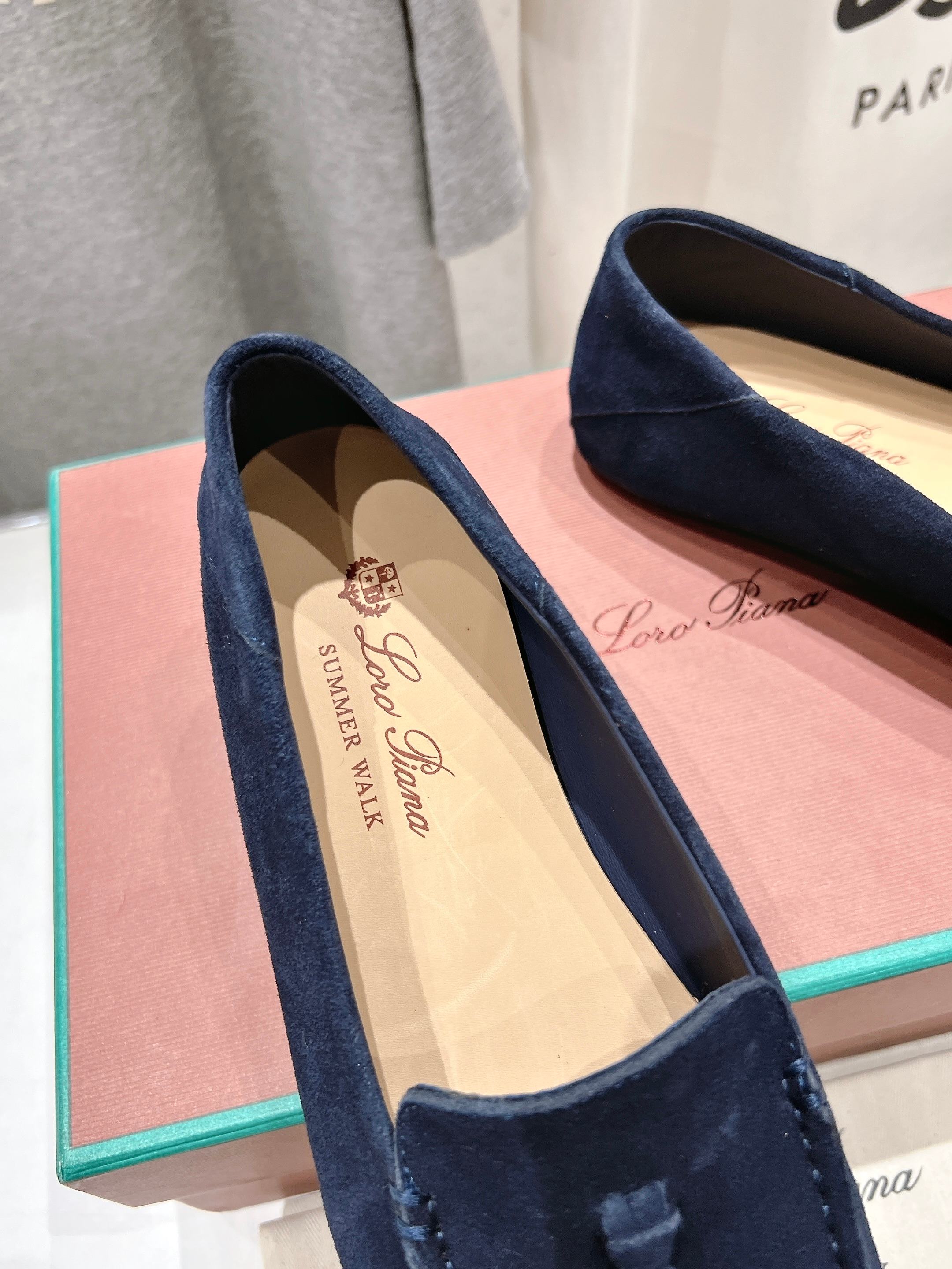 高版本出厂
  Loro Piana* LP诺悠翩雅新款豆豆鞋一脚蹬乐福鞋 
简约时尚 脚感超级舒适 一