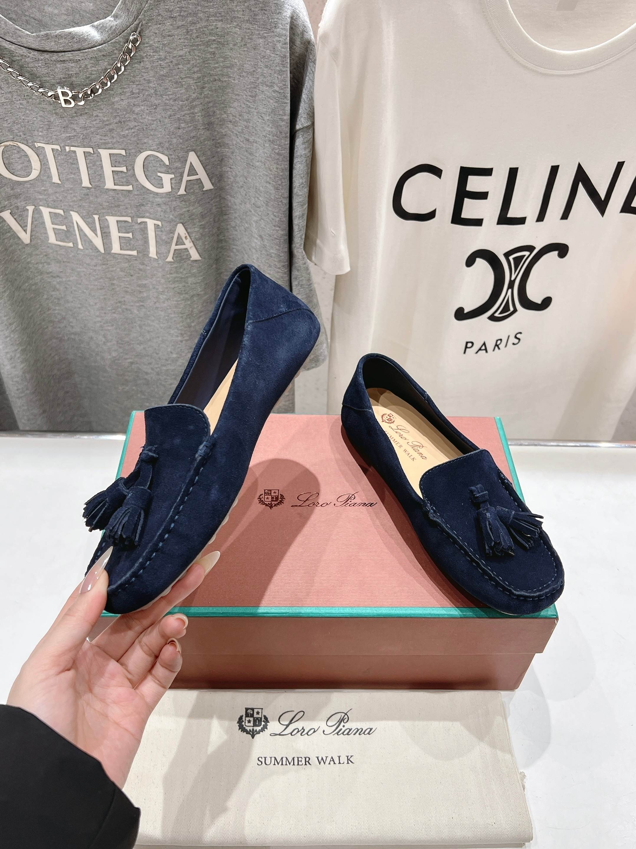 高版本出厂
  Loro Piana* LP诺悠翩雅新款豆豆鞋一脚蹬乐福鞋 
简约时尚 脚感超级舒适 一