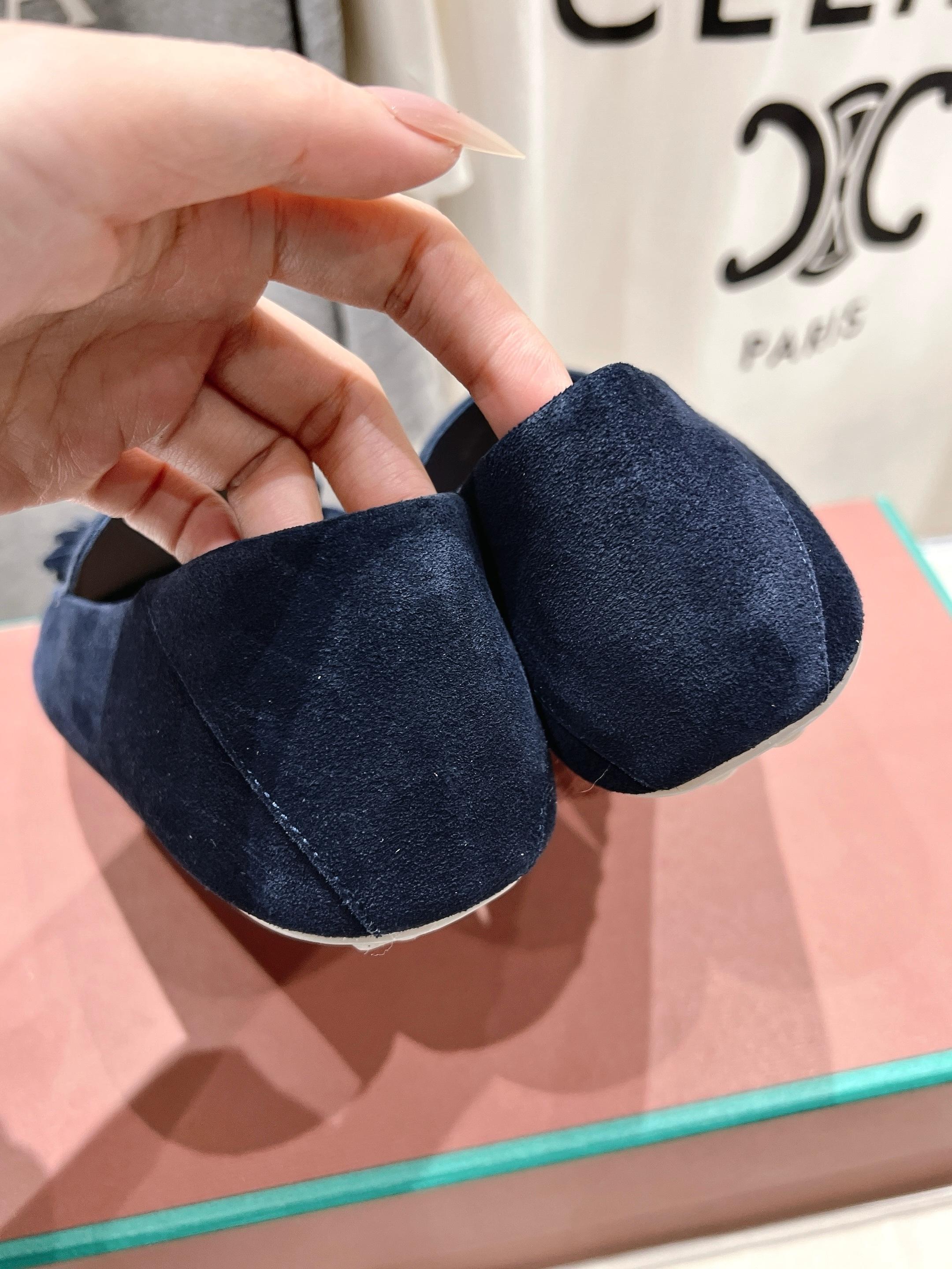 高版本出厂
  Loro Piana* LP诺悠翩雅新款豆豆鞋一脚蹬乐福鞋 
简约时尚 脚感超级舒适 一